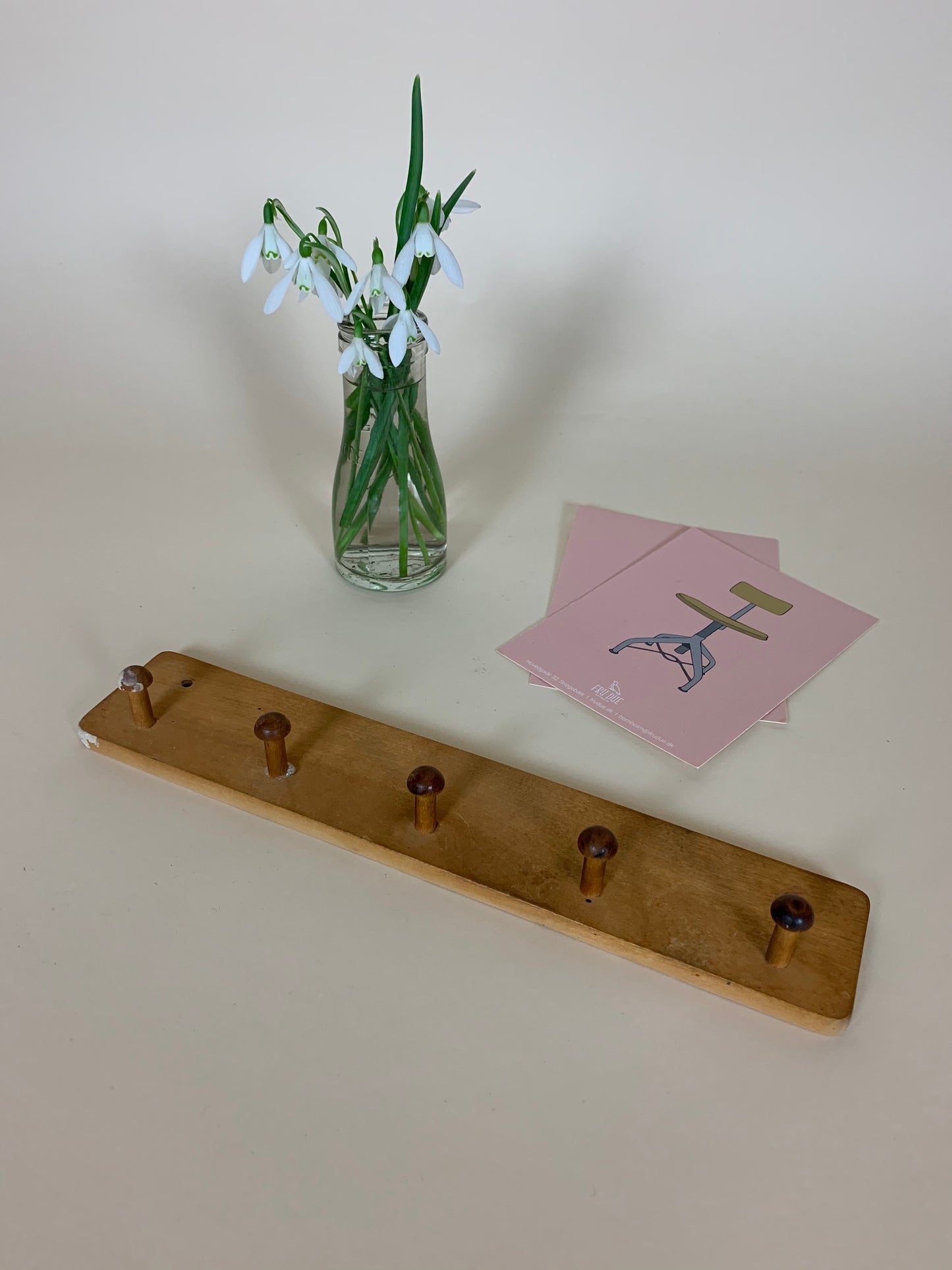 Fin liten klädhängare med fem krokar