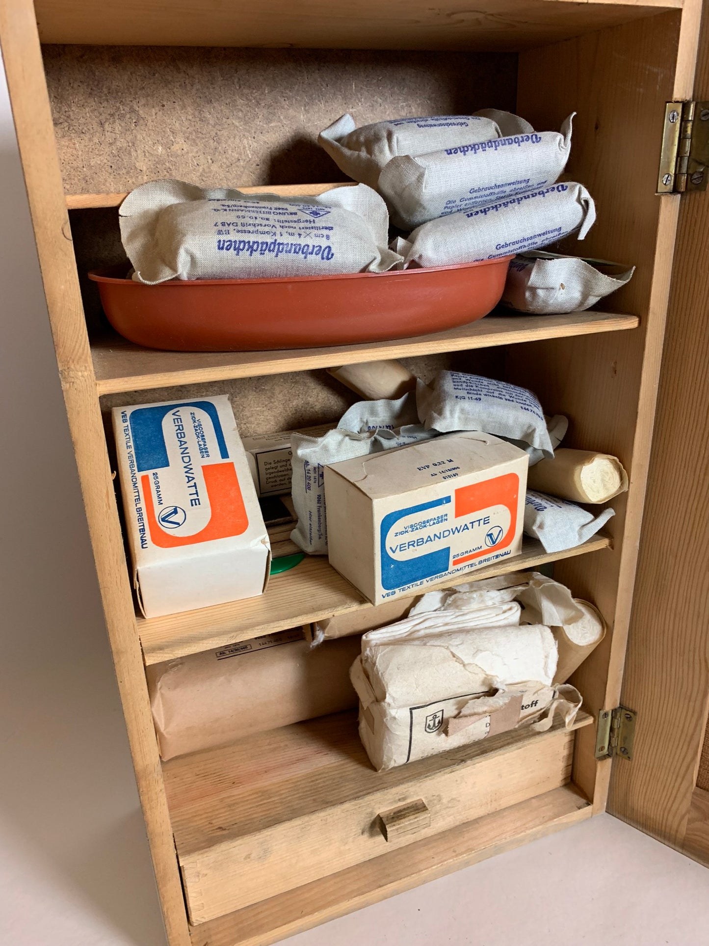 Medicinskåp med innehåll