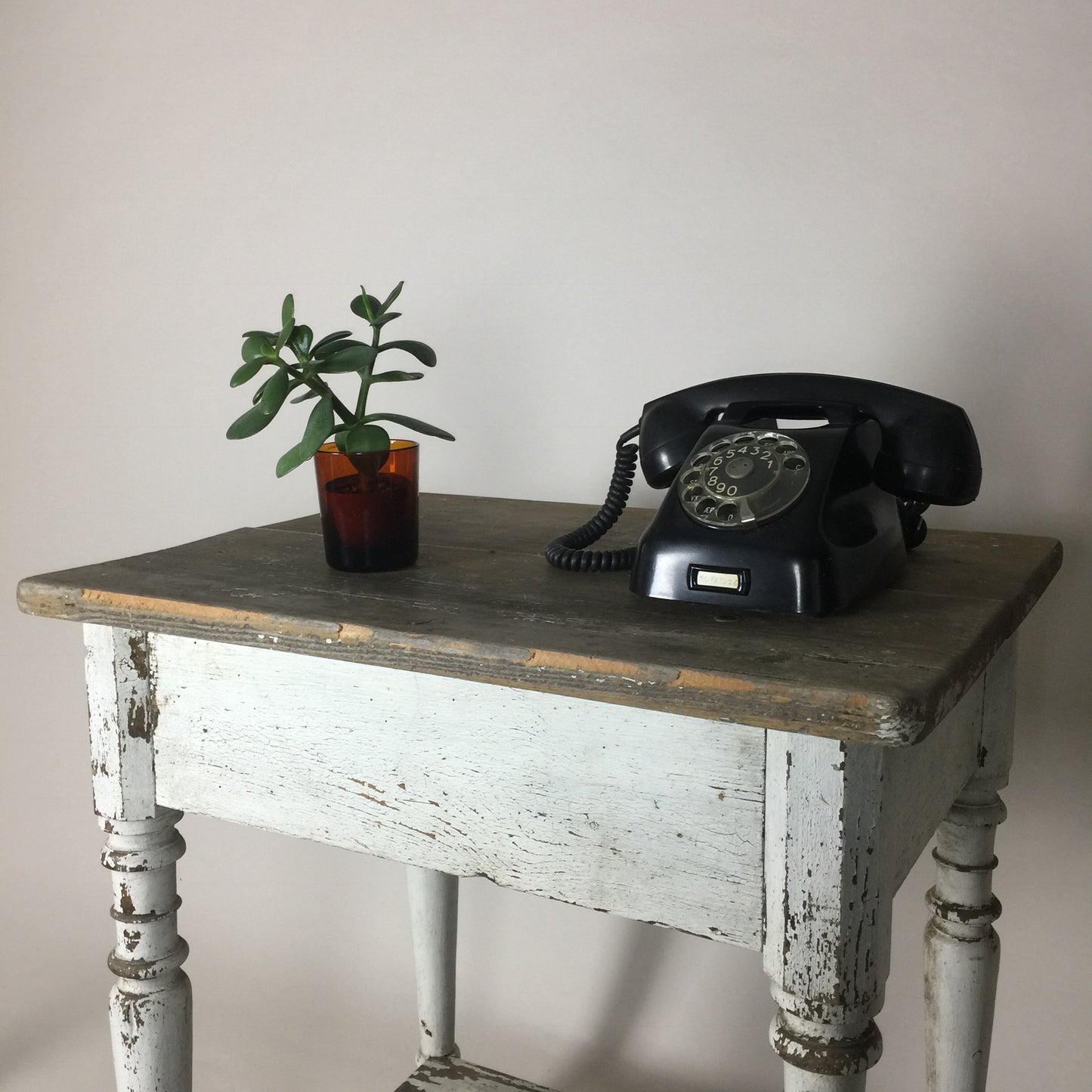 Litet bord med mycket patina