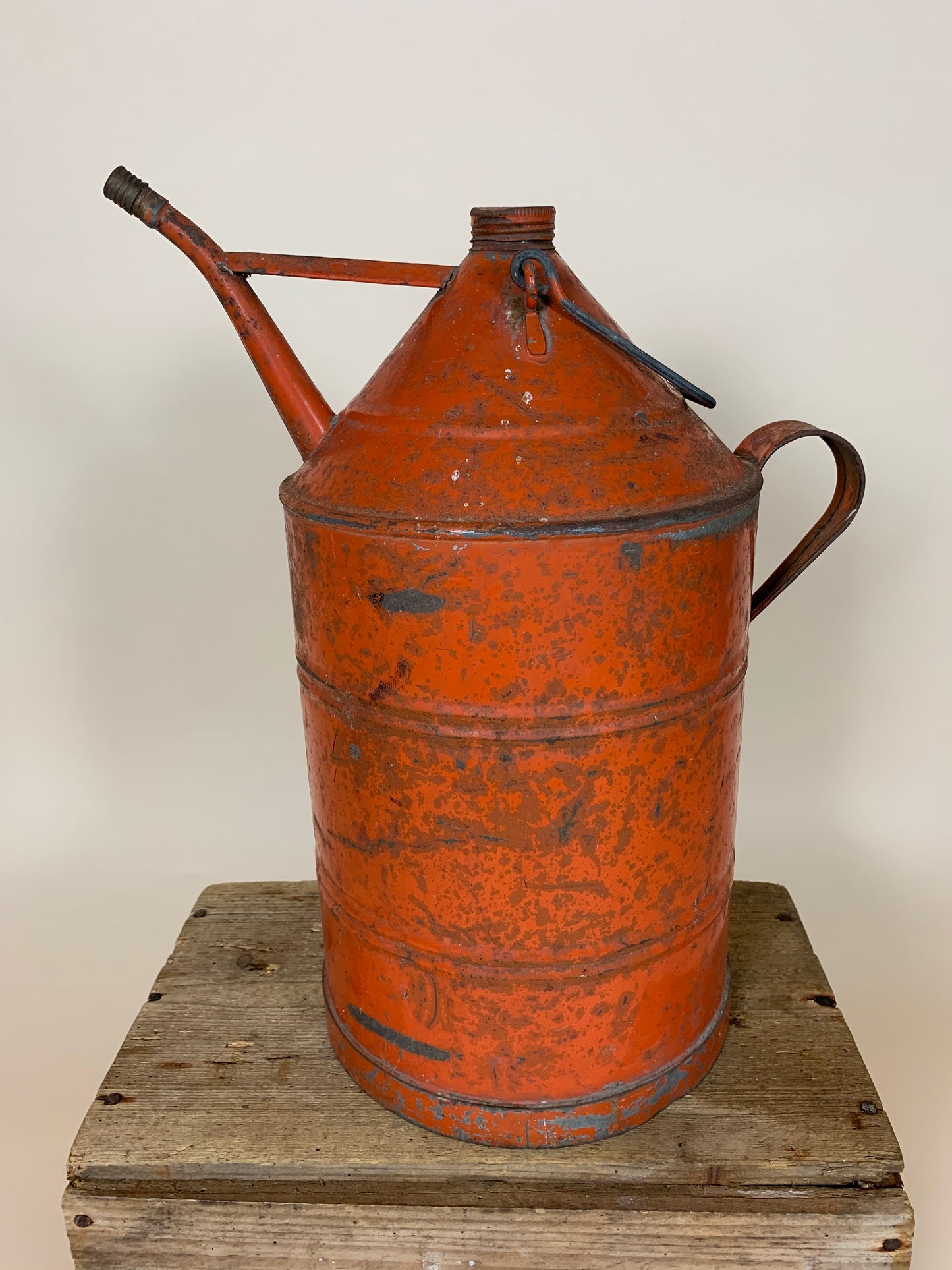 Oljekanna med mycket patina