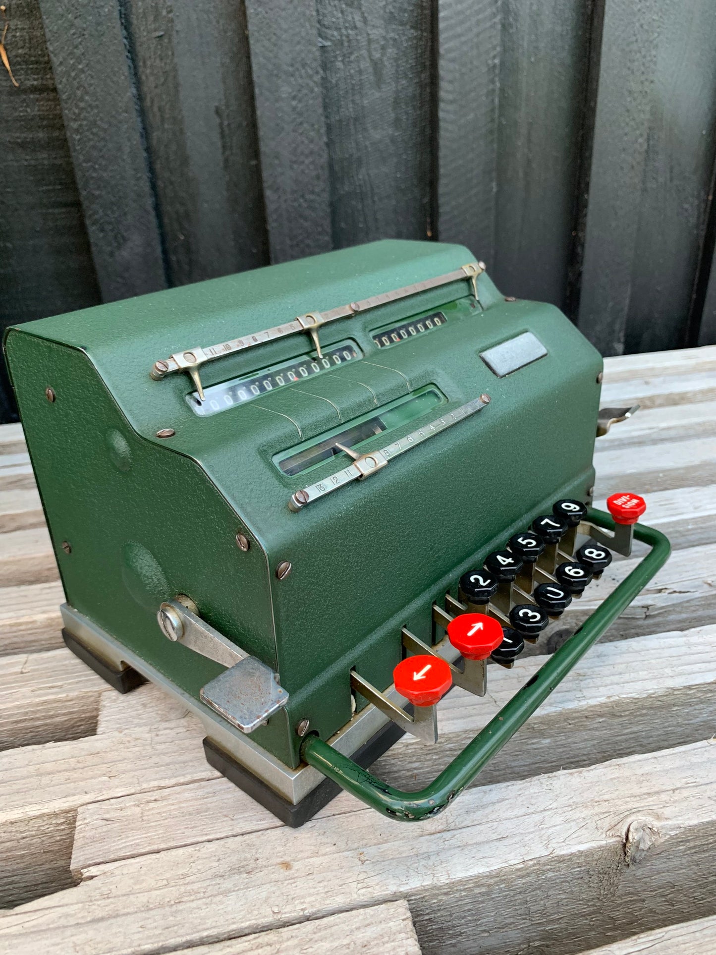 Rolig gammal grön mekanisk kalkylator