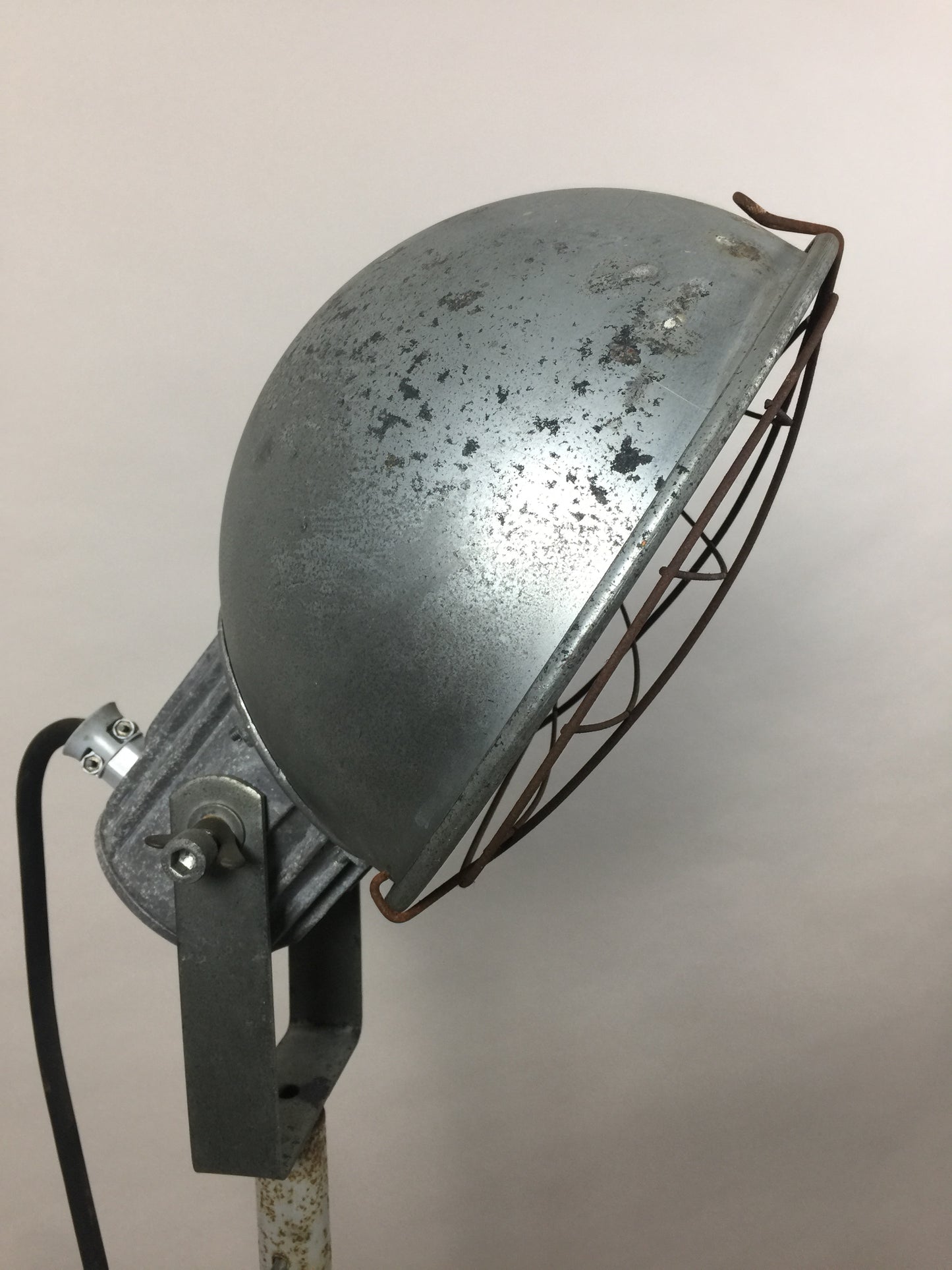 Industriell och rå golvlampa
