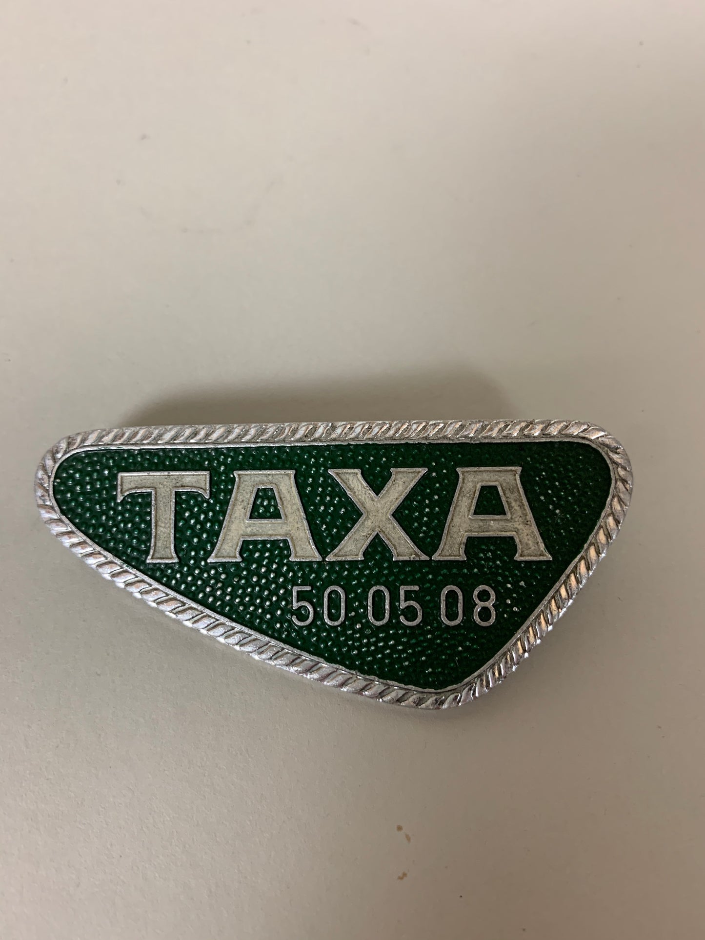 Liten taxiskylt med nål