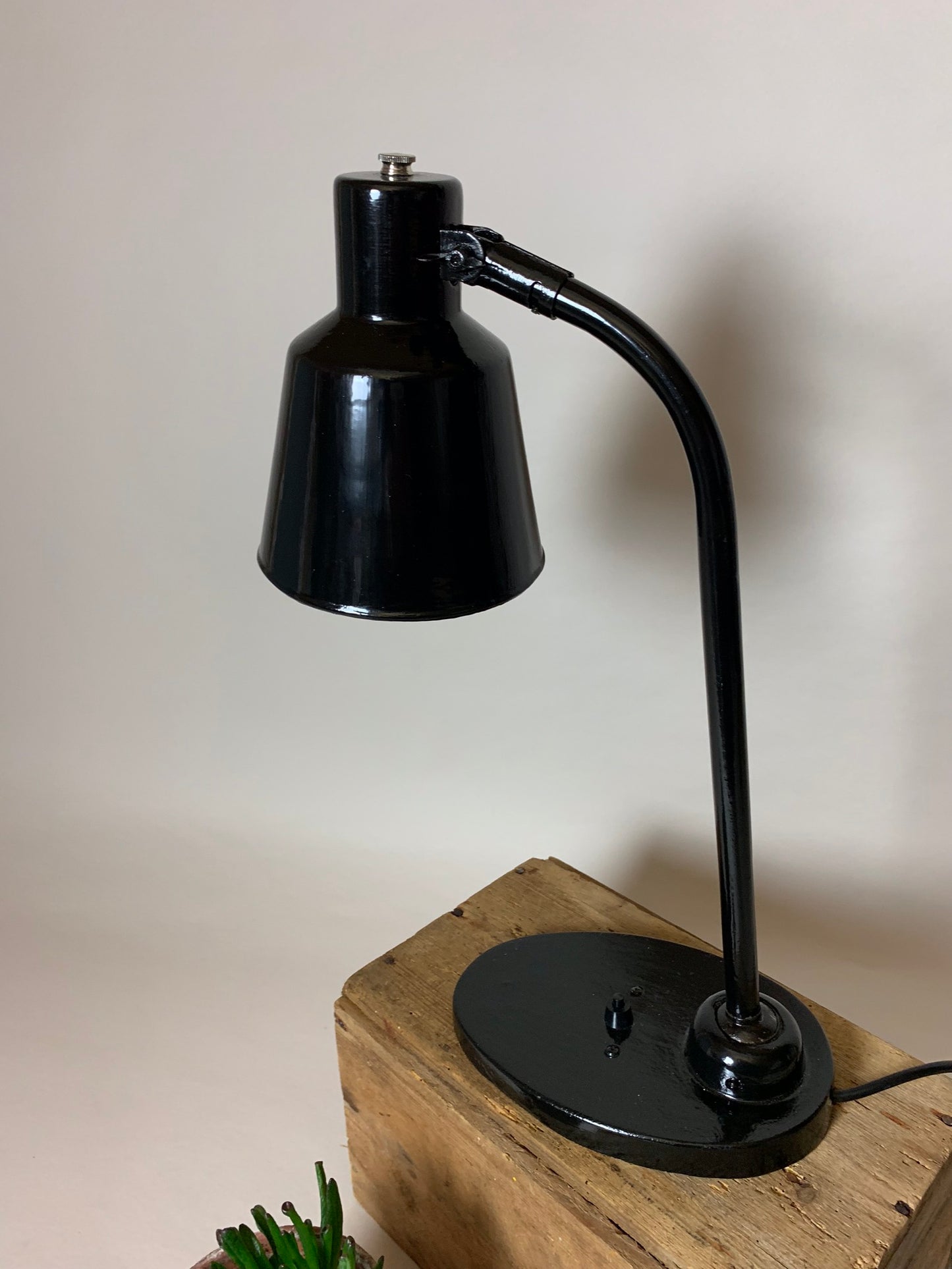 Vacker svart vintage lampa