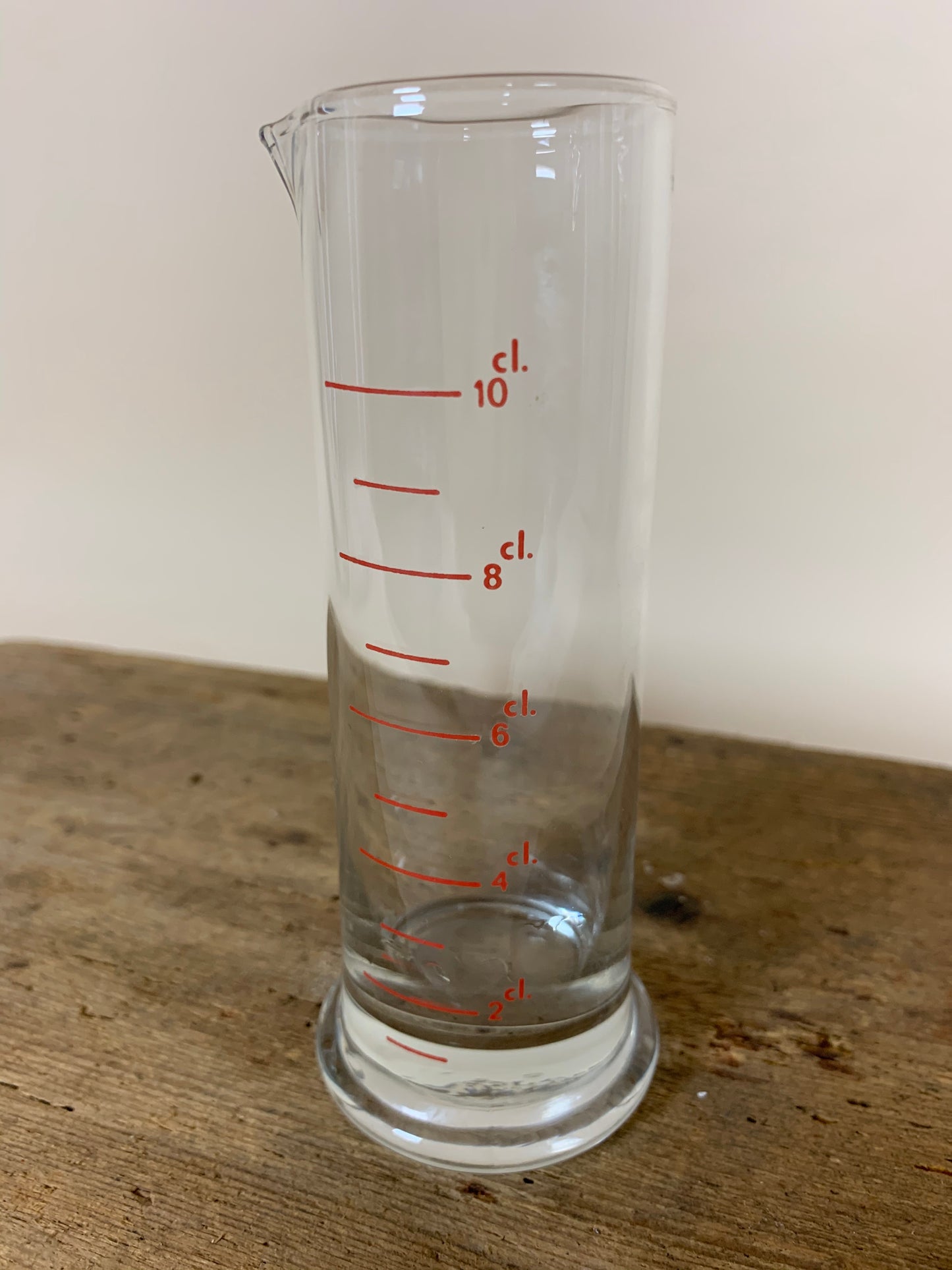 Laboratorieglas med röd skrift