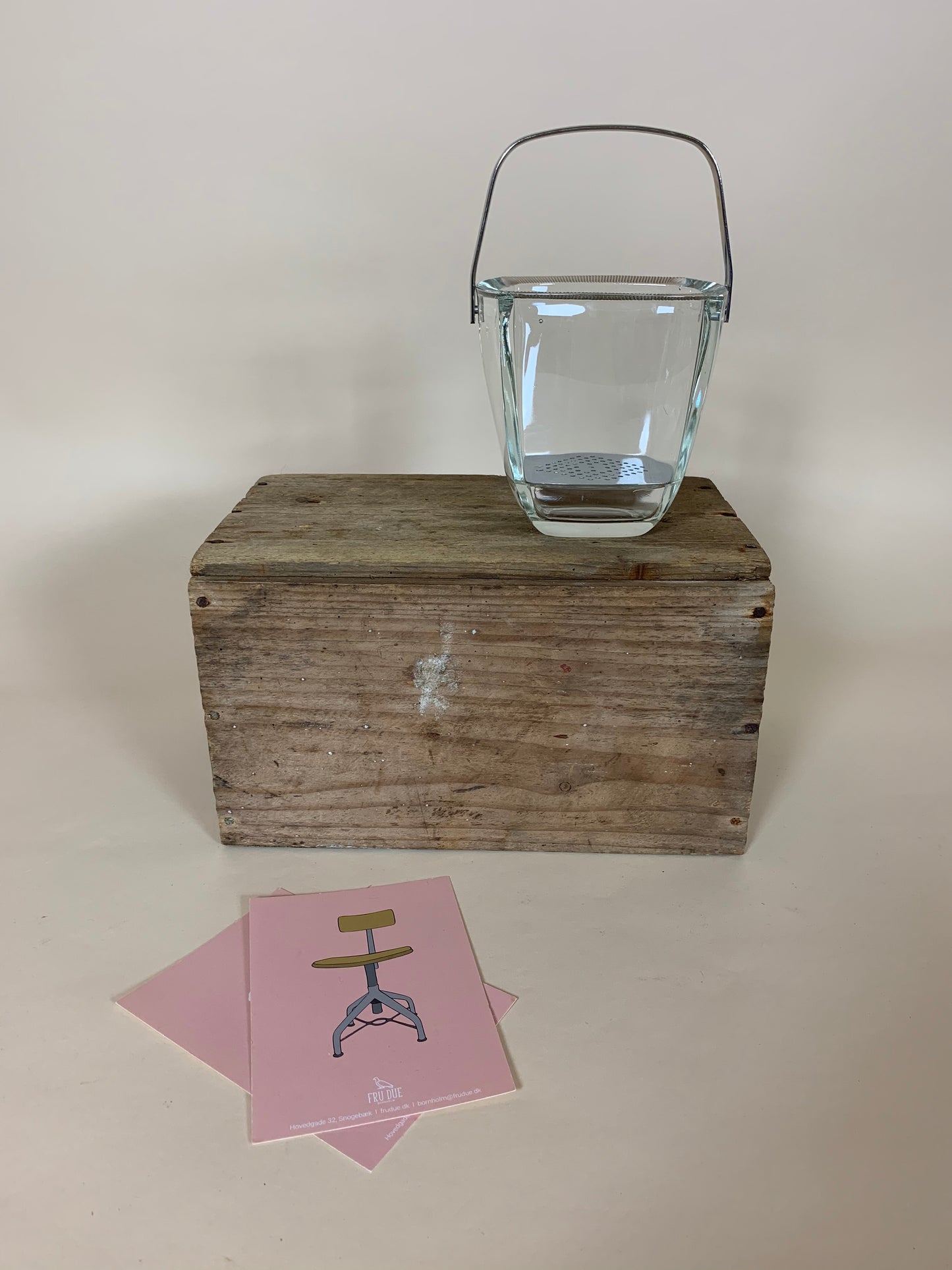 Ishink i glas med mönster på kanten