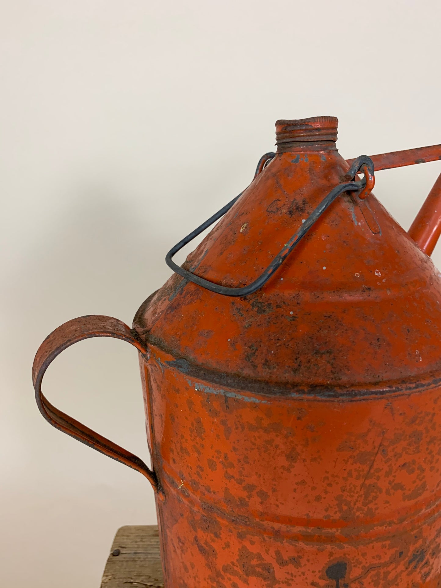 Oljekanna med mycket patina
