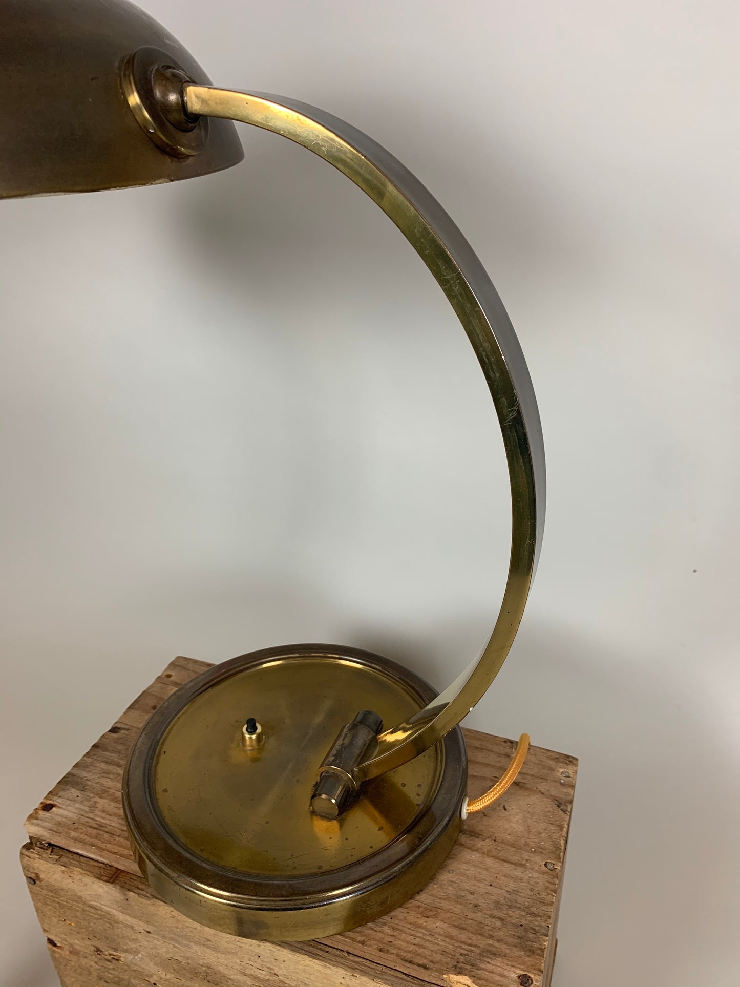 Gecos bordslampa i mässing
