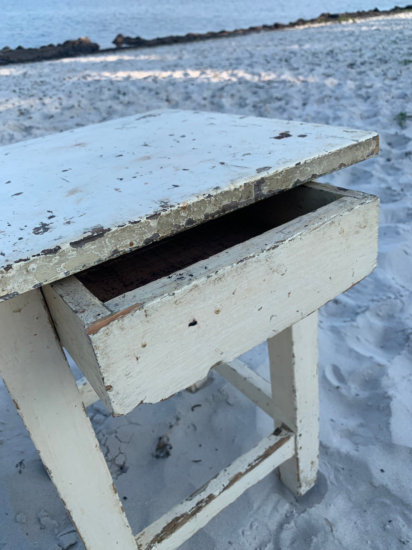 Litet bord med låda