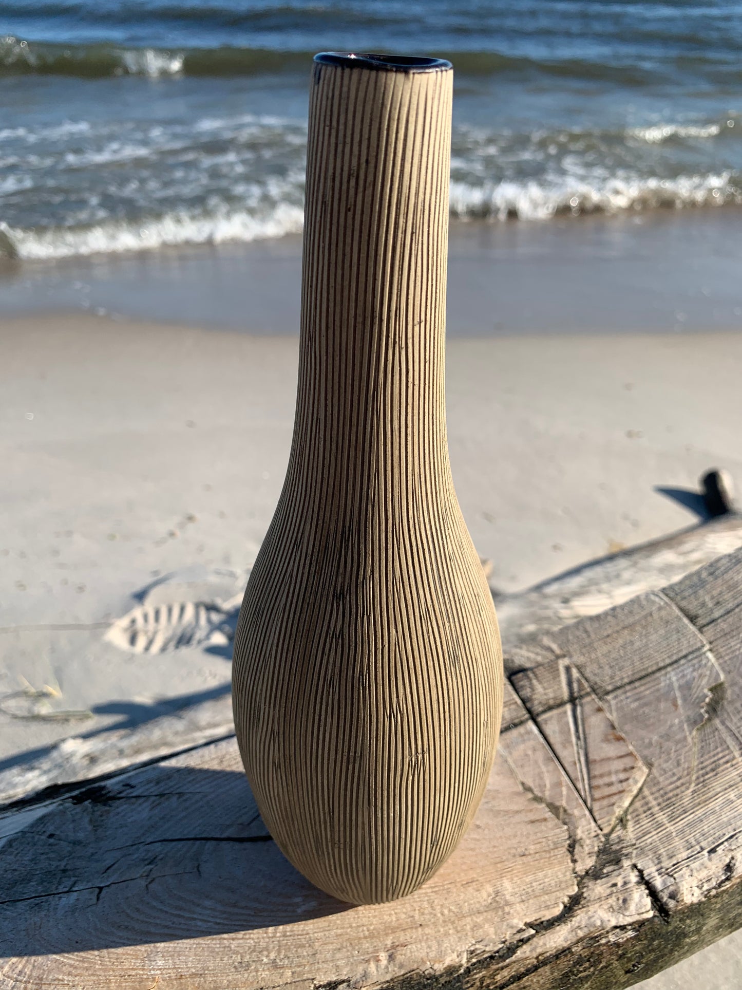 Fin keramikvas med ränder