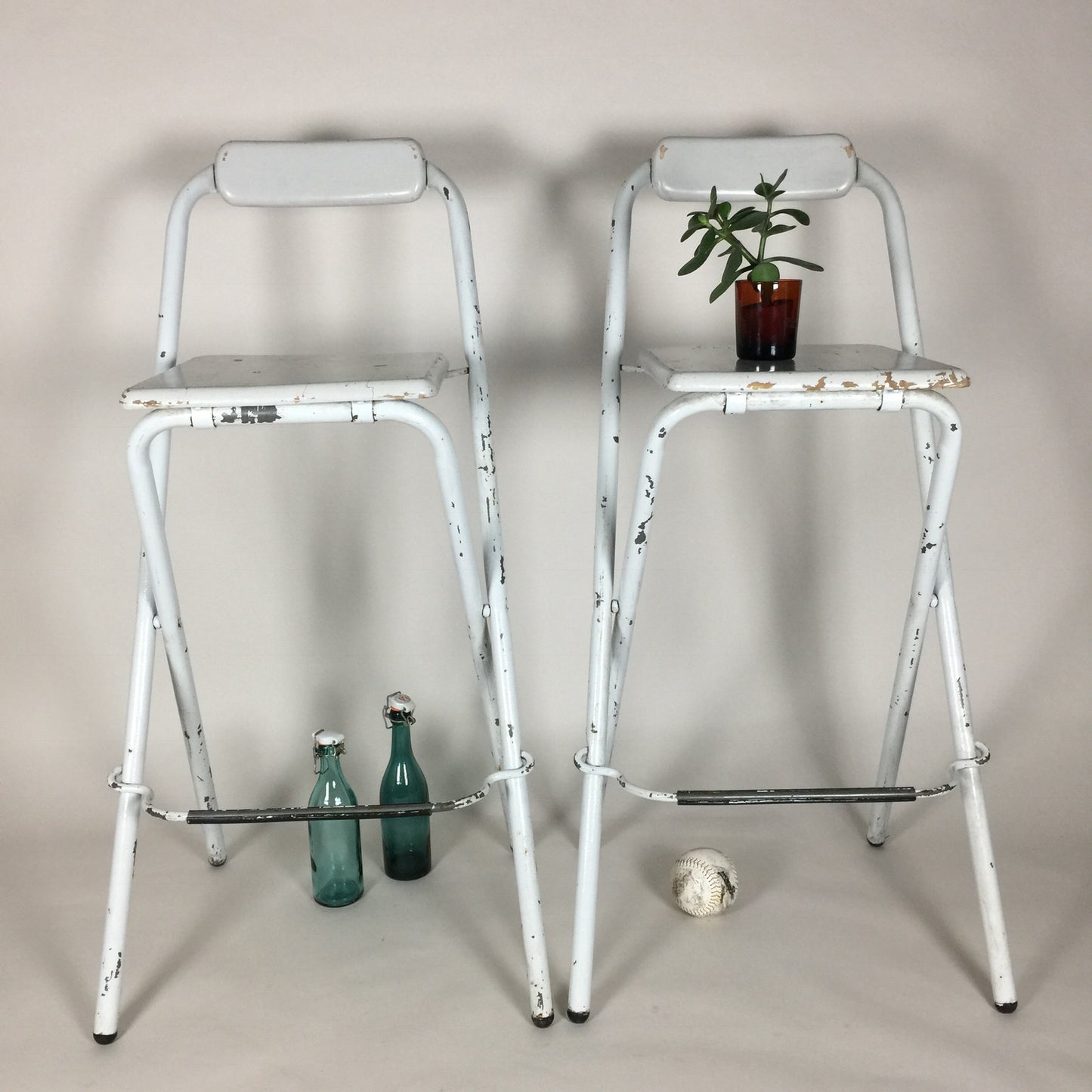 Barstolar med massor av läcker patina (säljs tillsammans)