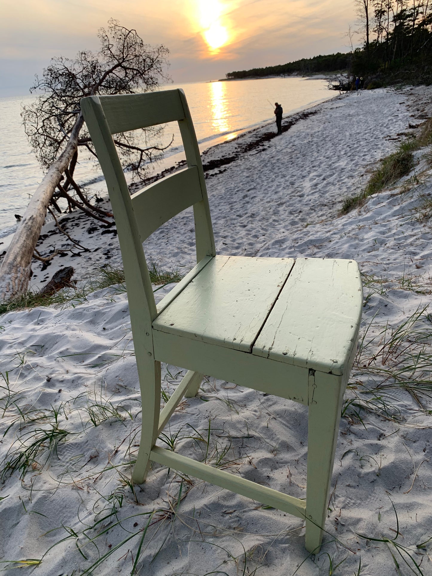 Fin gammal grön stol med vacker patina