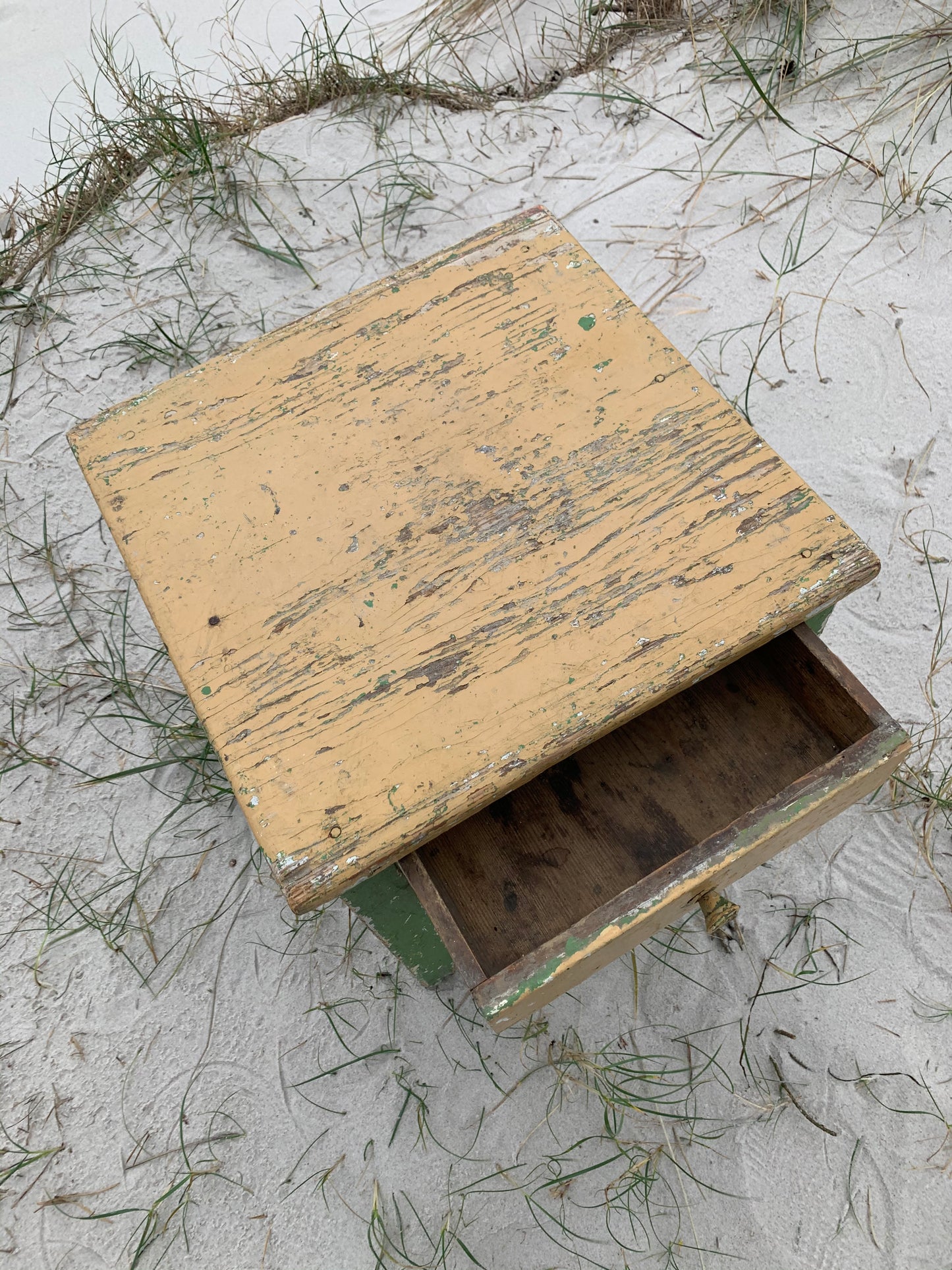 Litet bord med låda