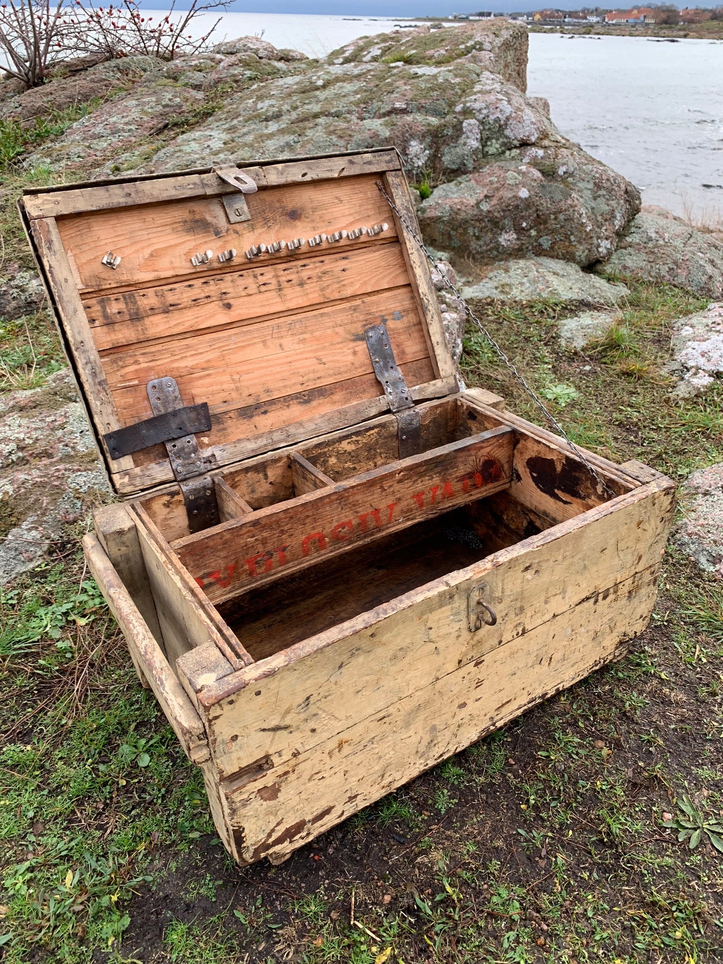 Verktygslåda med metalllock och roliga detaljer