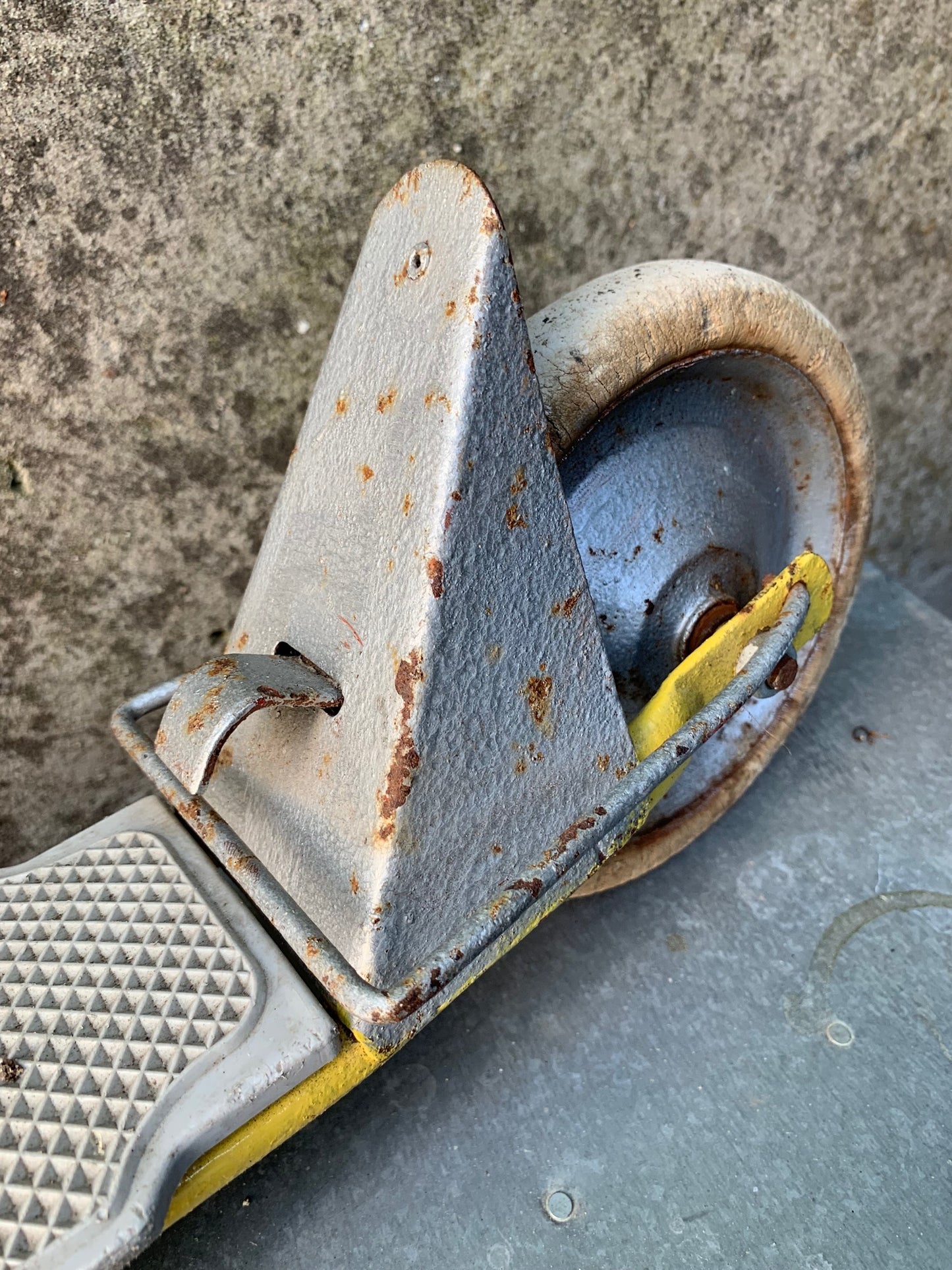 Skoter med massor av rå charm