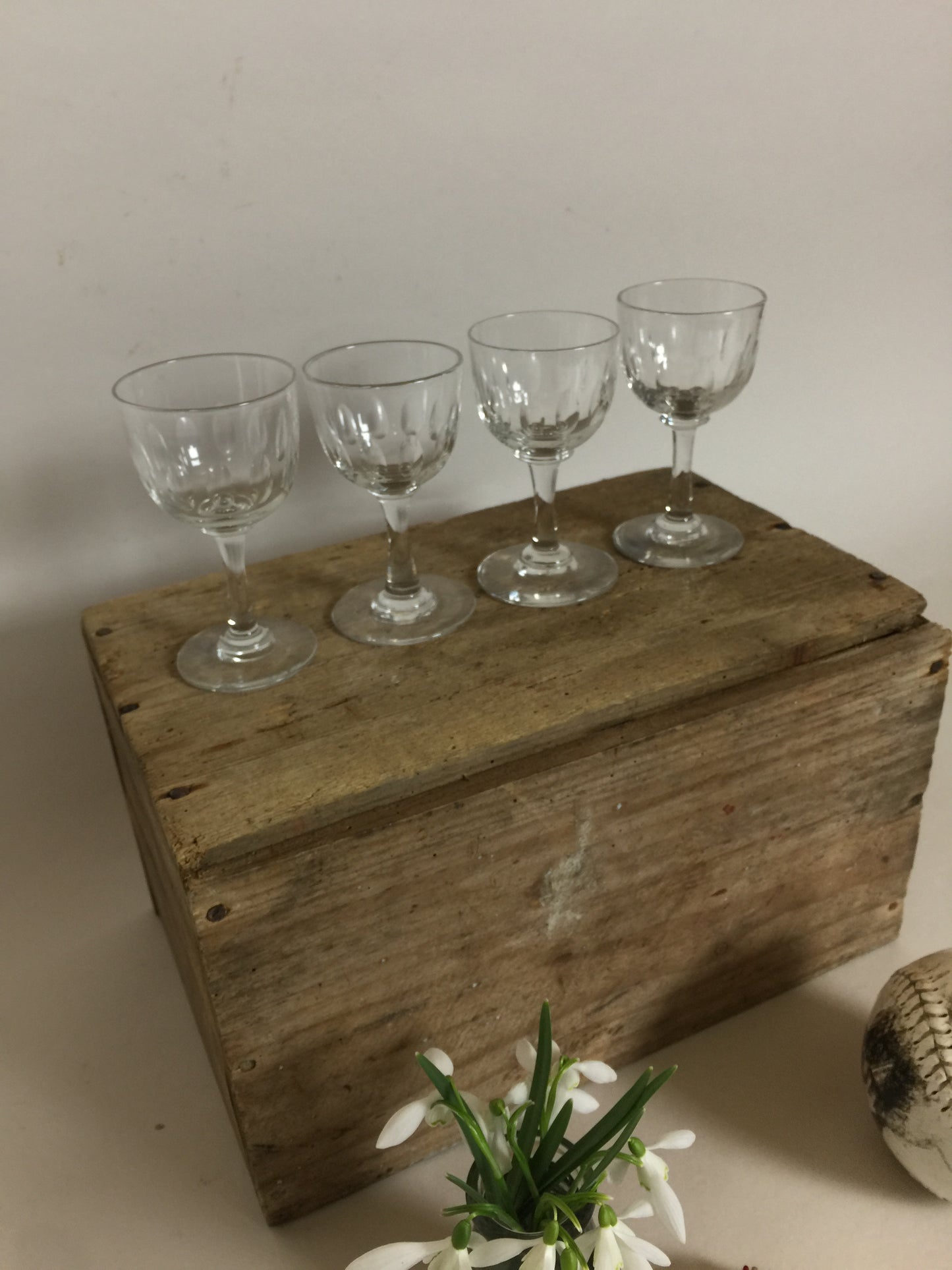 Fyra vackra gamla glas