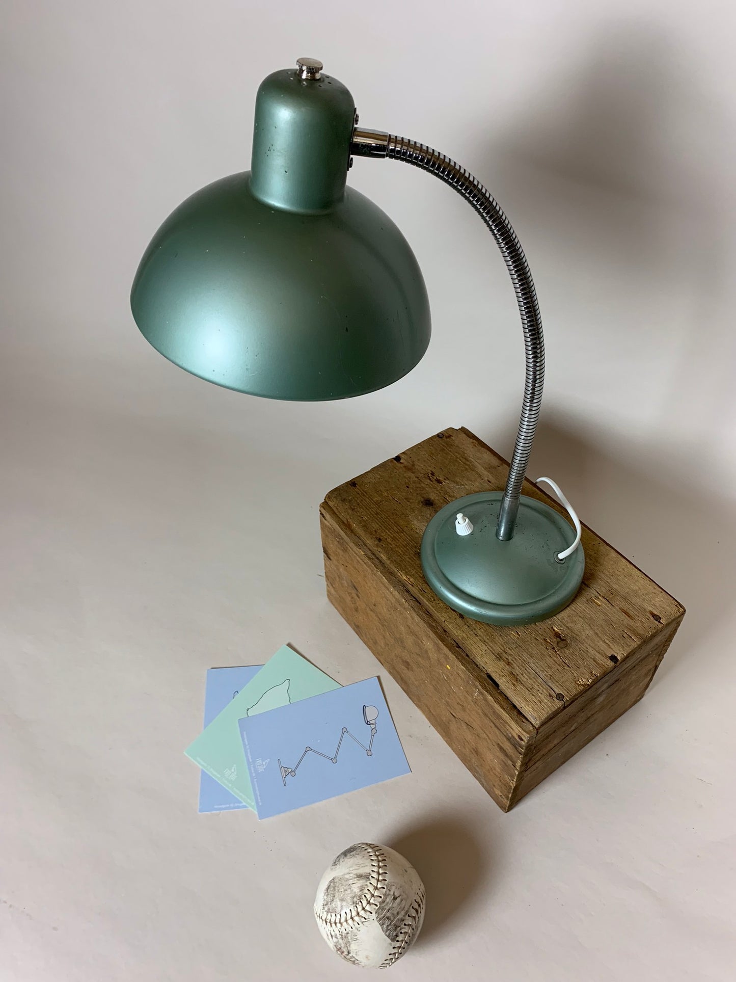 Fin grön fransk vintage bordslampa