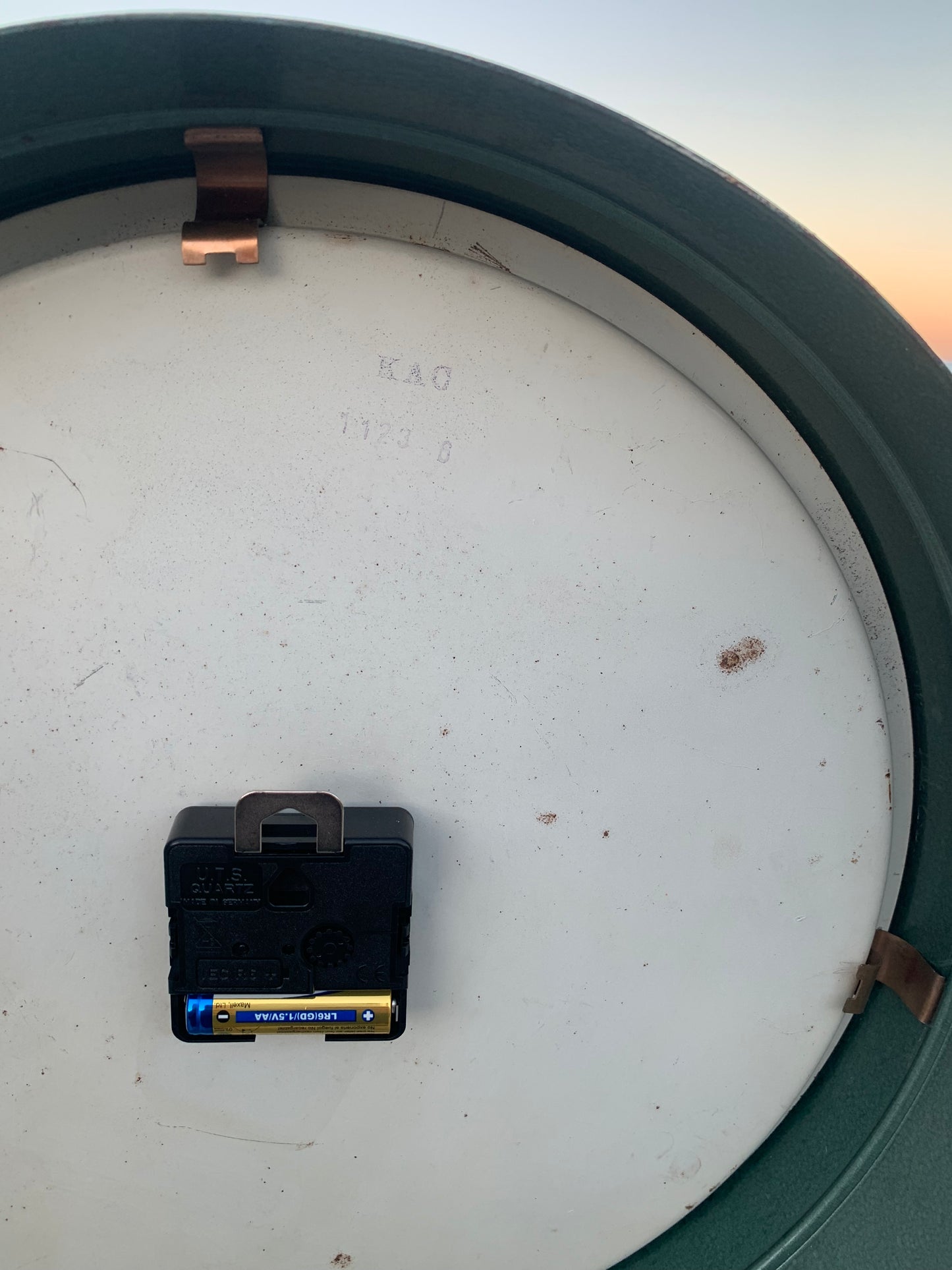 Vacker klocka i grön hammarlack