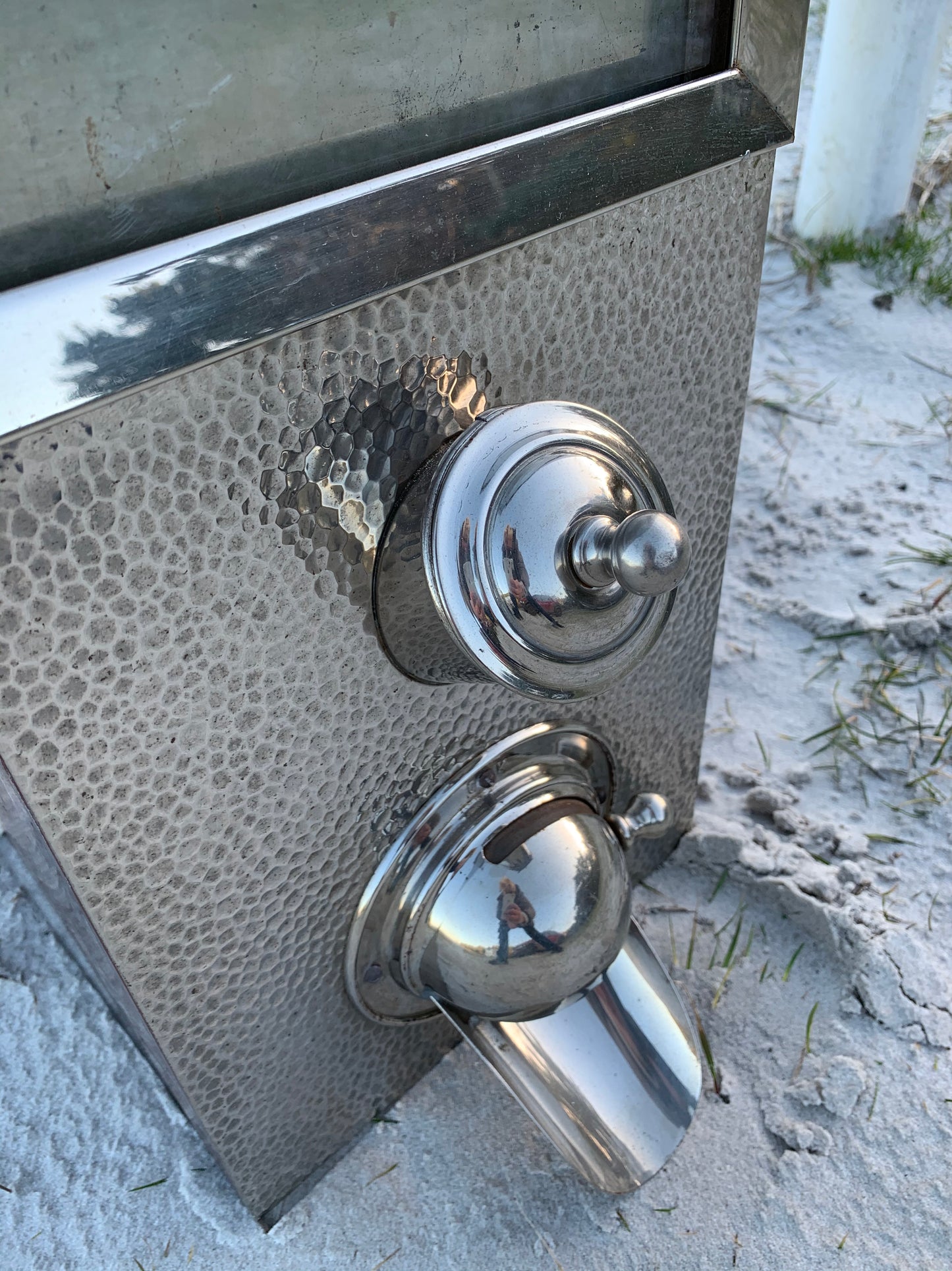 Rolig gammal kaffeautomat för kaffeälskaren