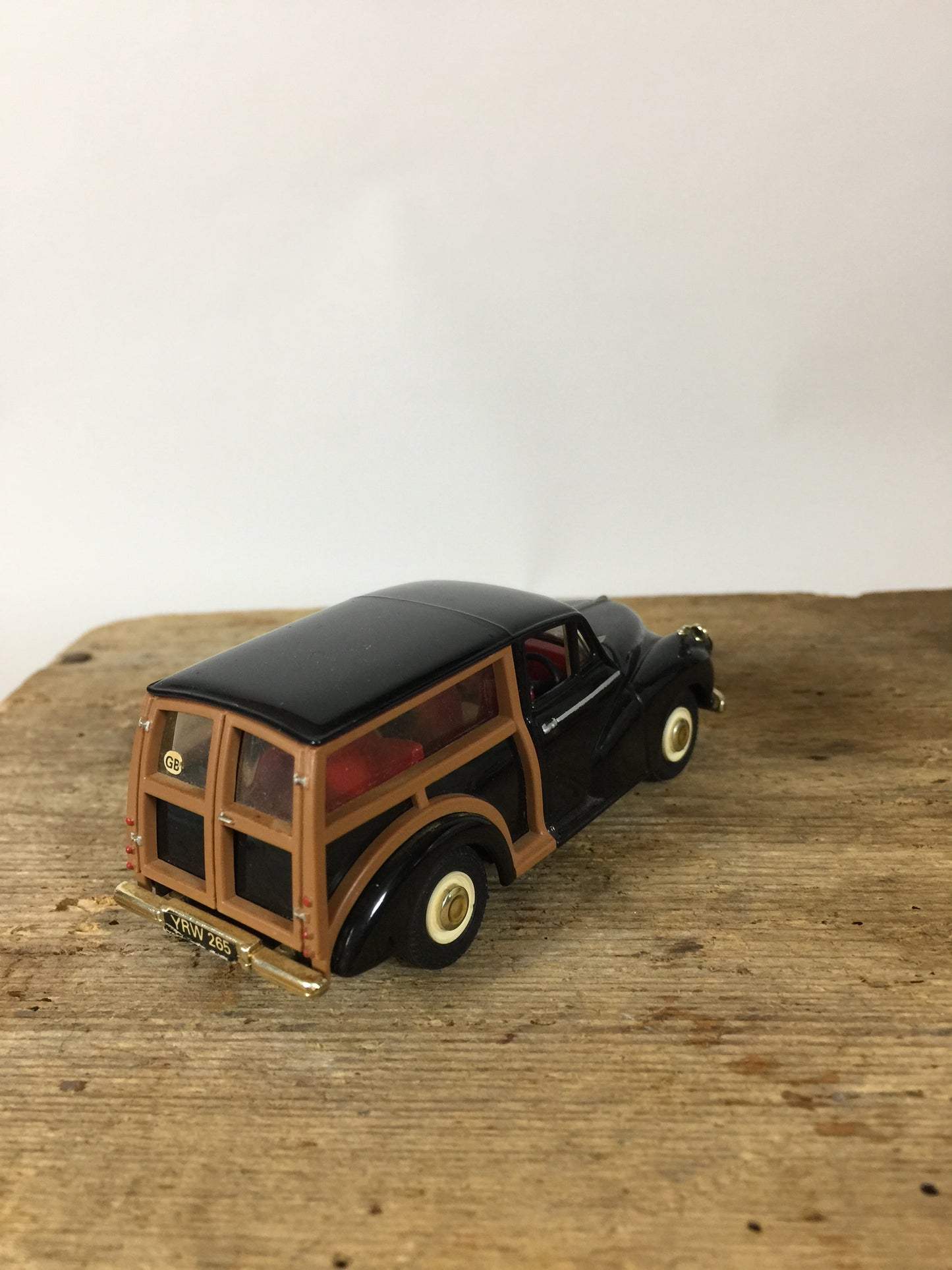 Fin Morris modellbil