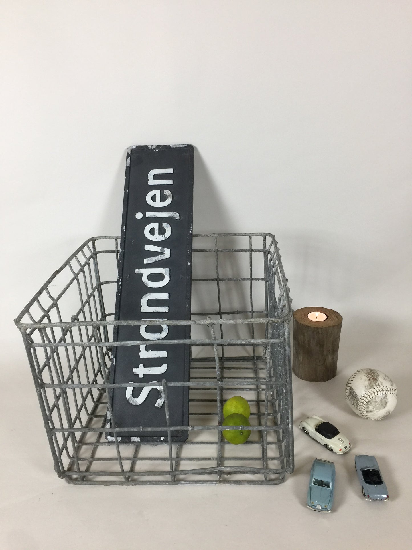 Vacker gammal trådkorg
