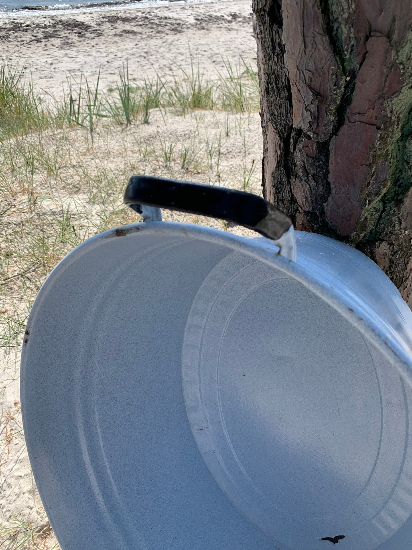 Stort badkar i ljusgrå emalj