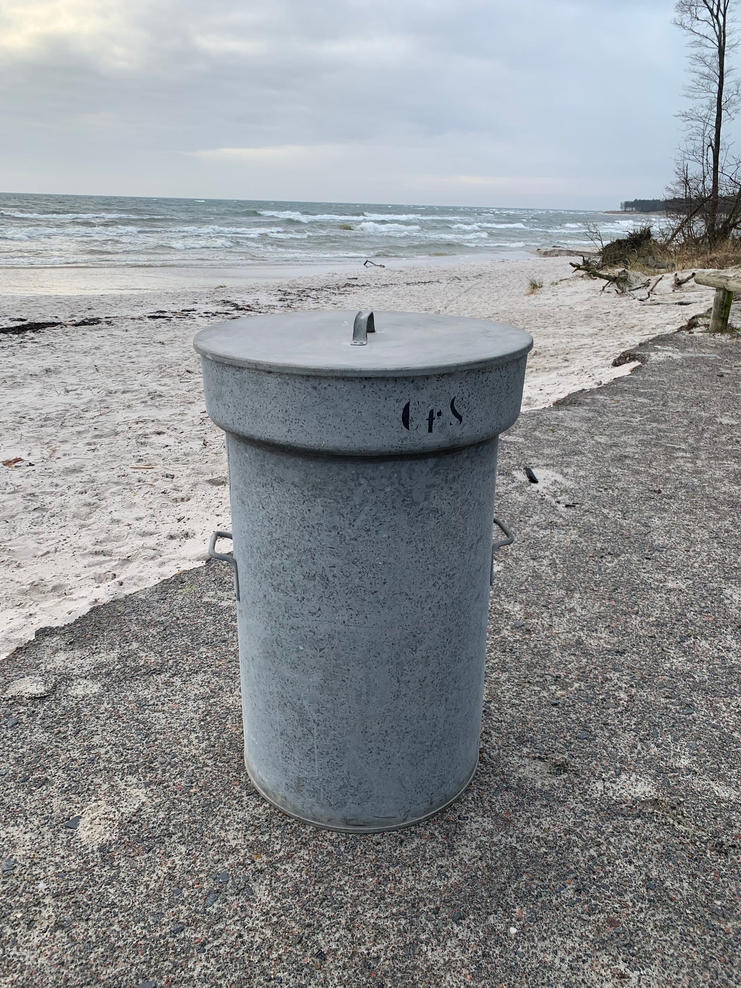 Mycket stor behållare med lock