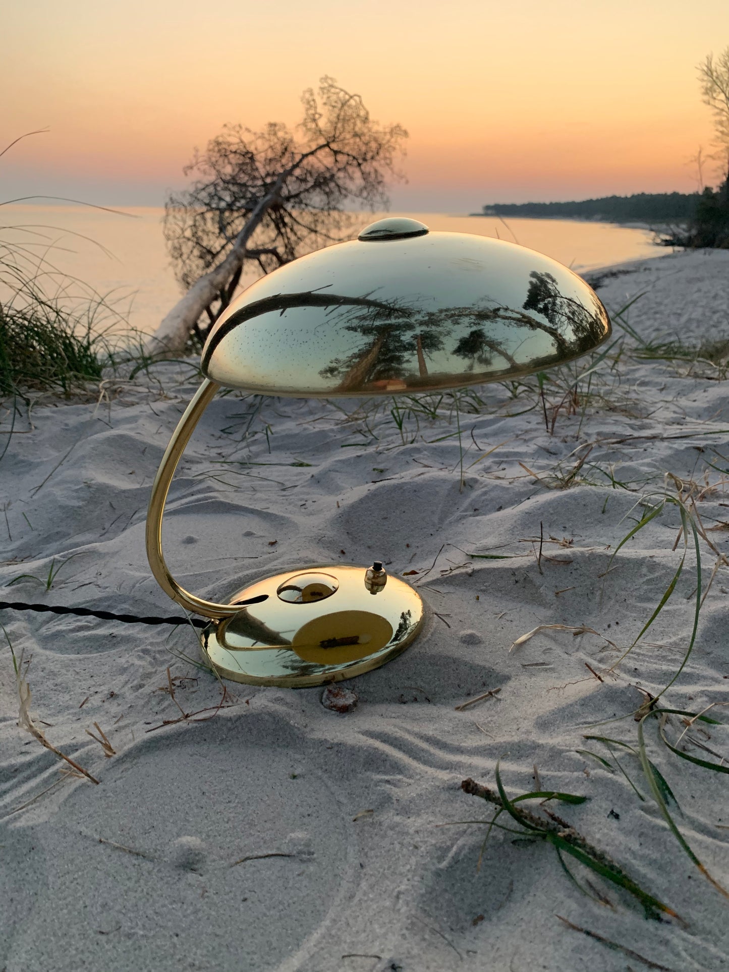 Vacker liten Helo i mässing med fin patina