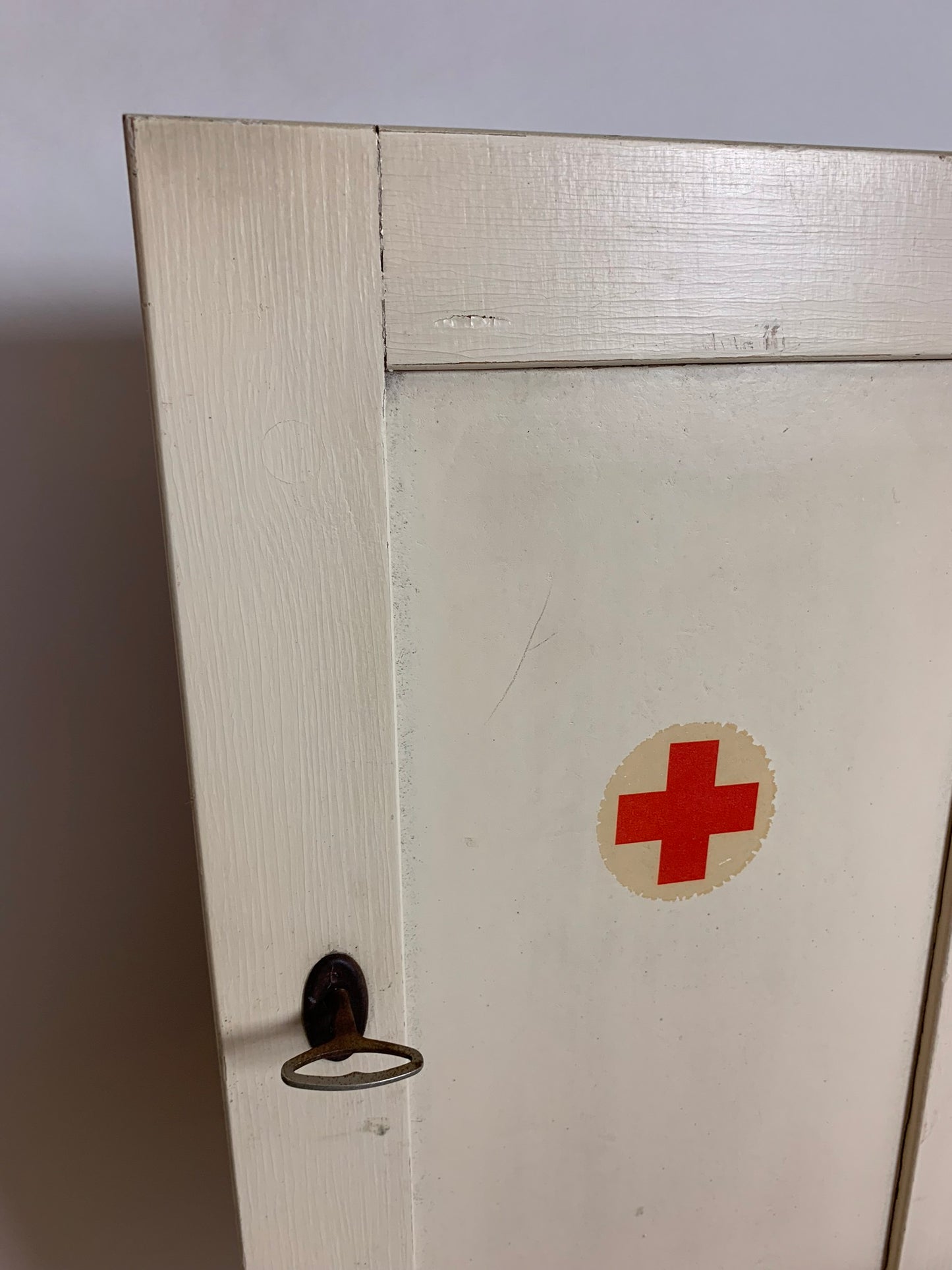 Medicinskåp med innehåll