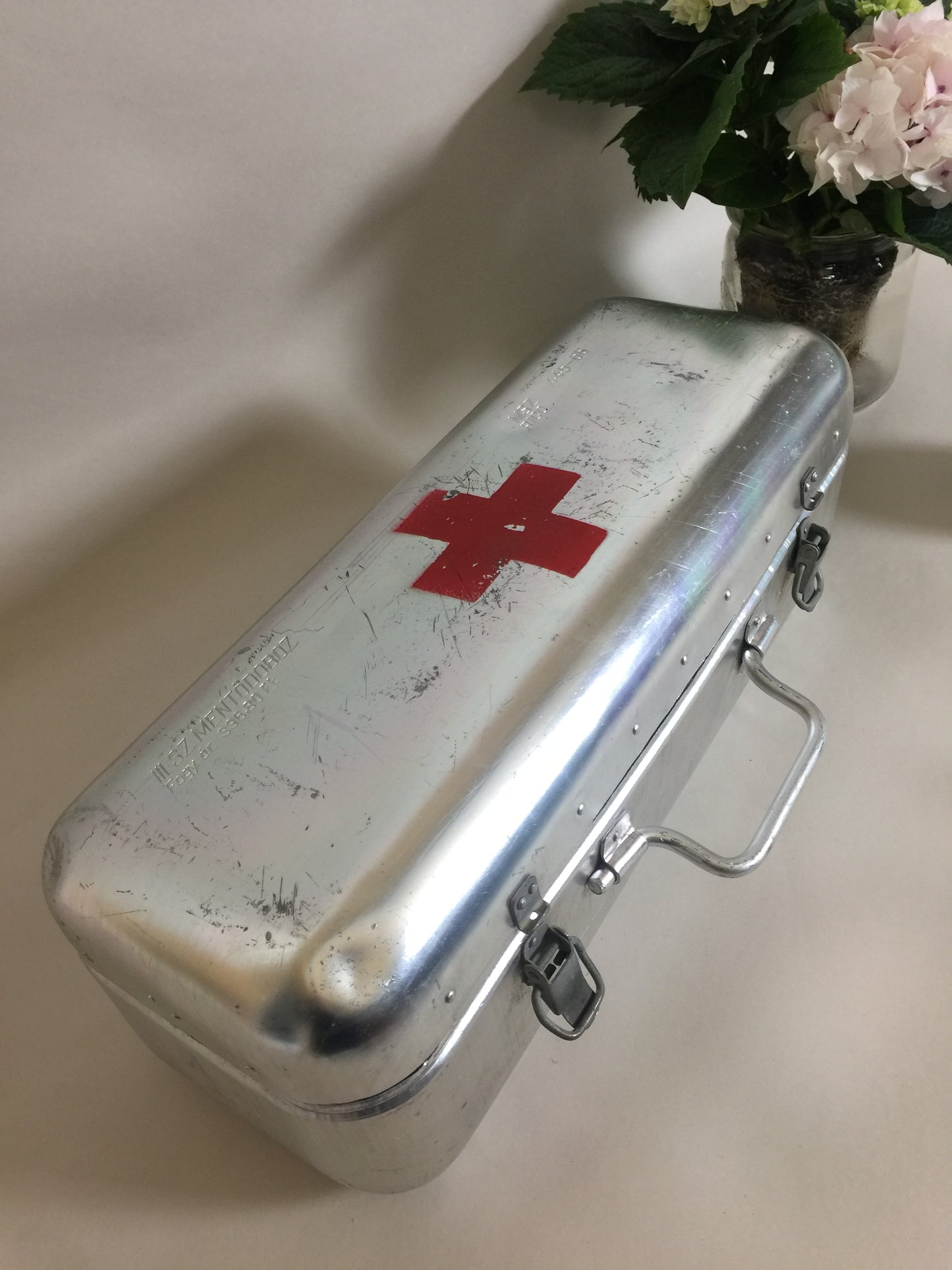 Snygg och rå första hjälpen-låda från Röda Korset