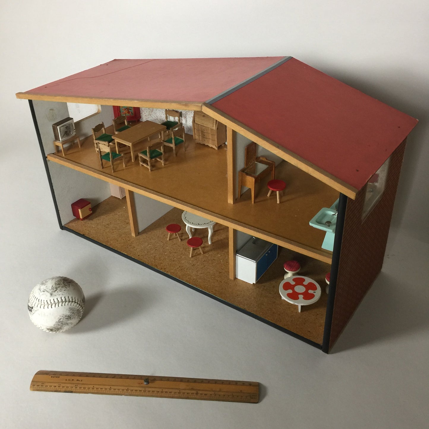 Dockskåp från Lundby med möbler