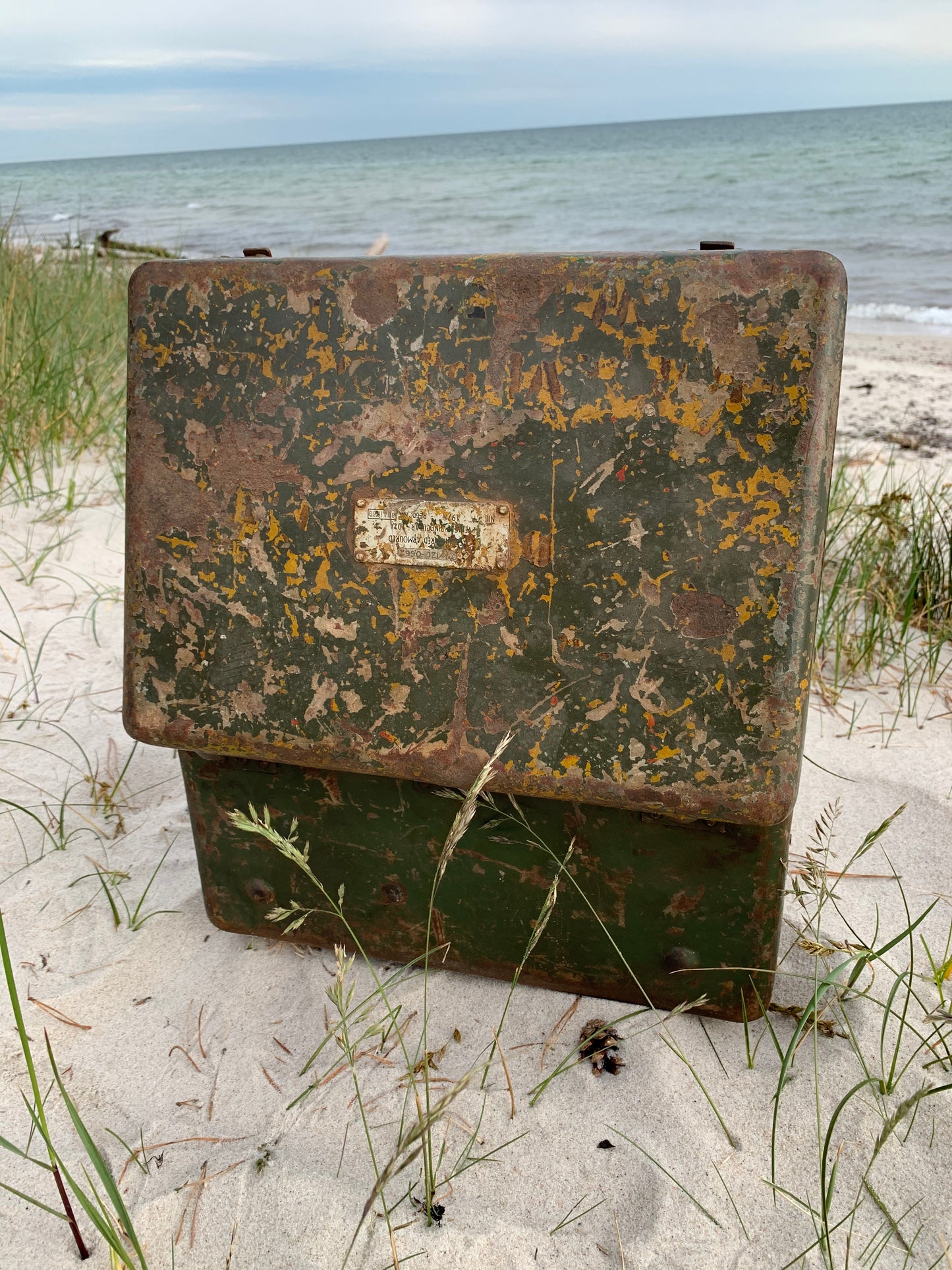 Rå gammal låda med 2 stängningsbeslag