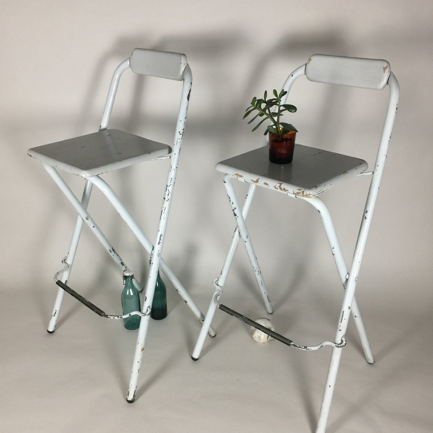 Barstolar med massor av läcker patina (säljs tillsammans)