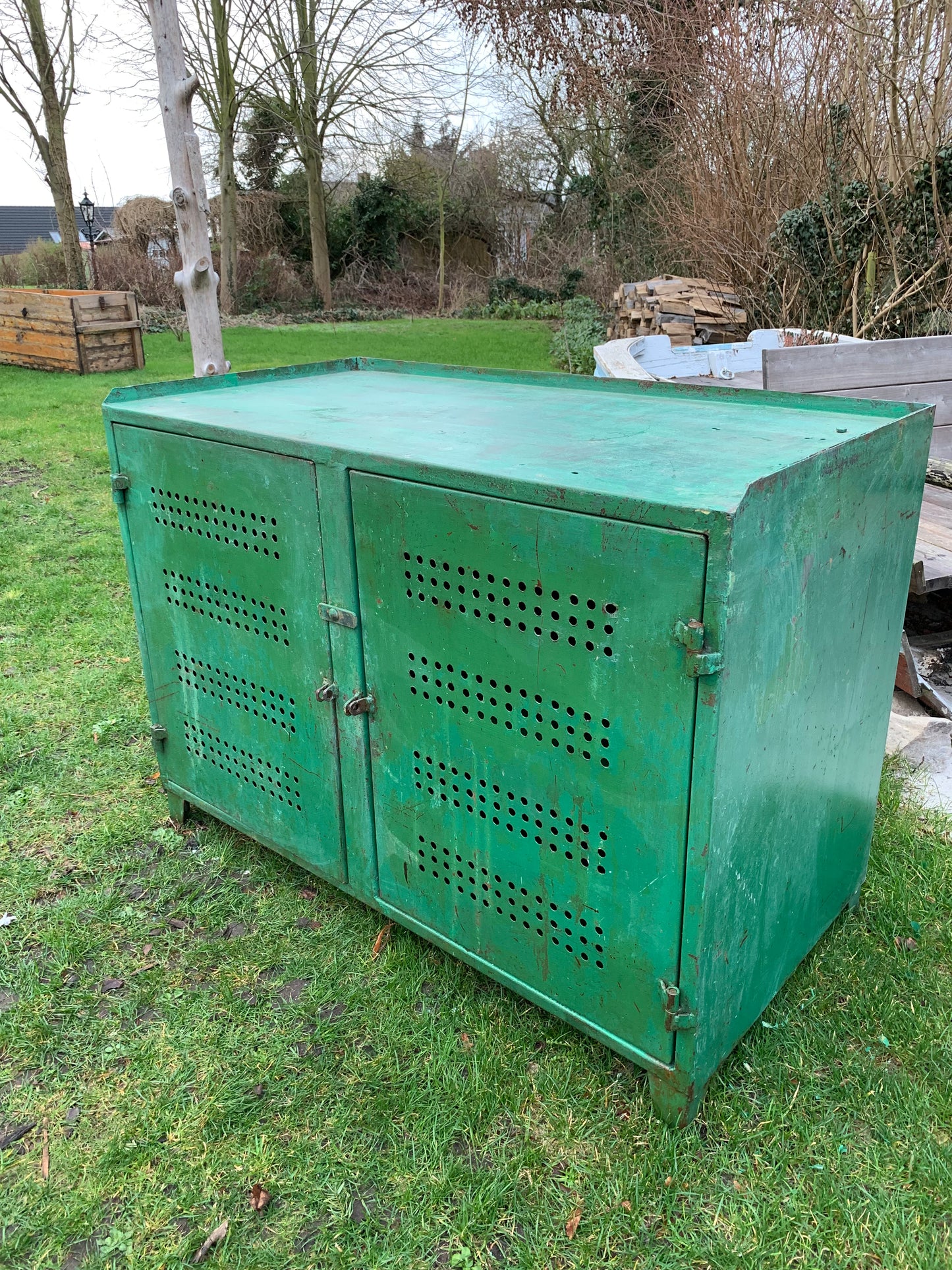 Grönt metallskåp/bord med massor av rå charm