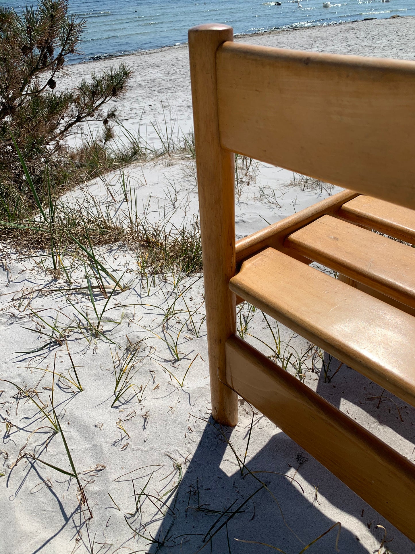 Robust barnstol i lackerat trä