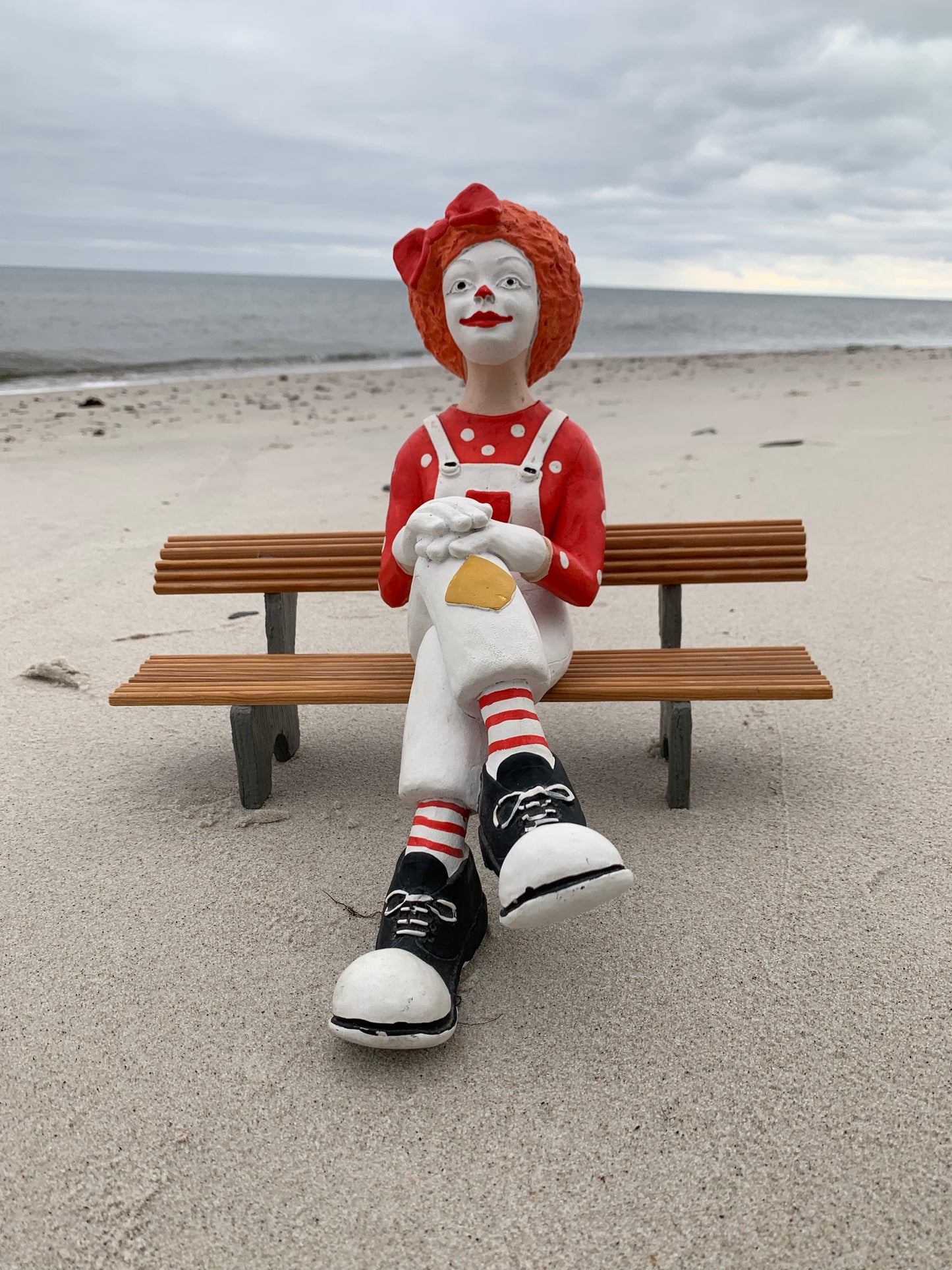 Clown på bänk