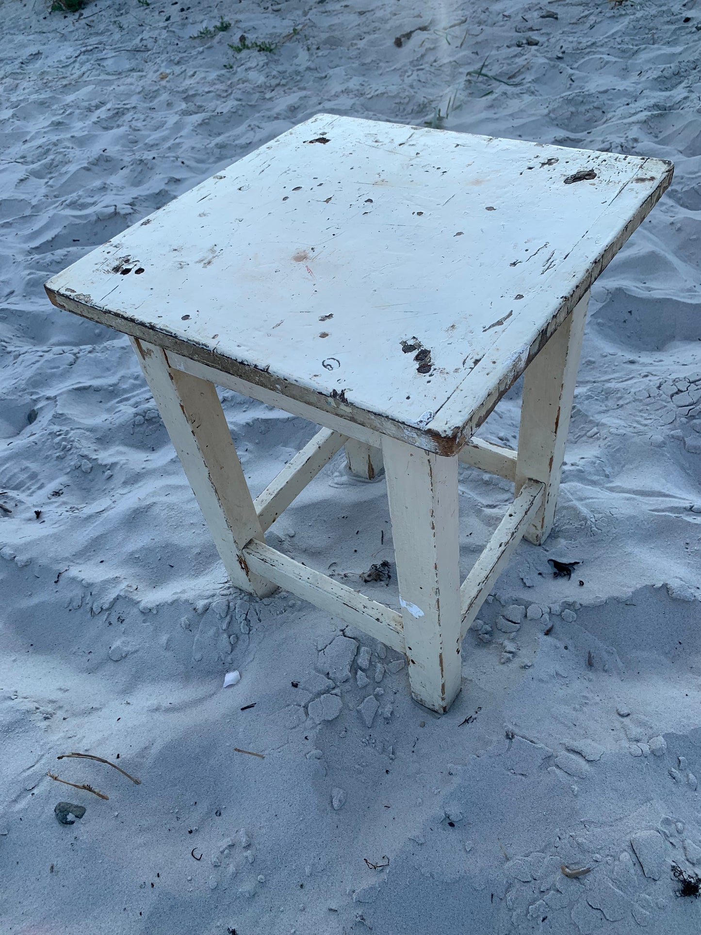Litet bord med låda