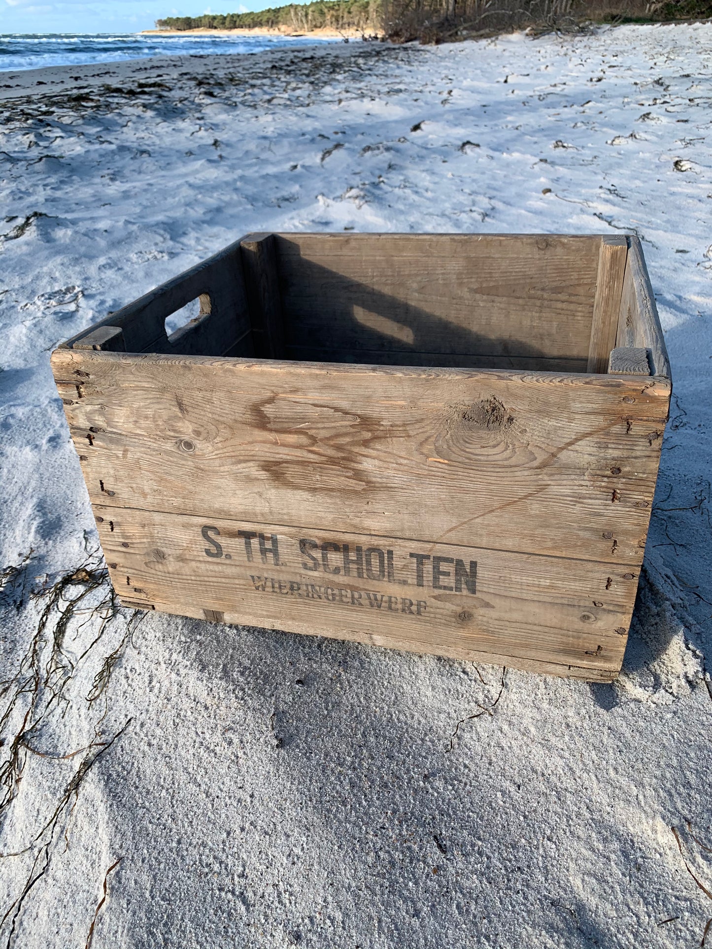 Vacker trälåda med text och nät i botten