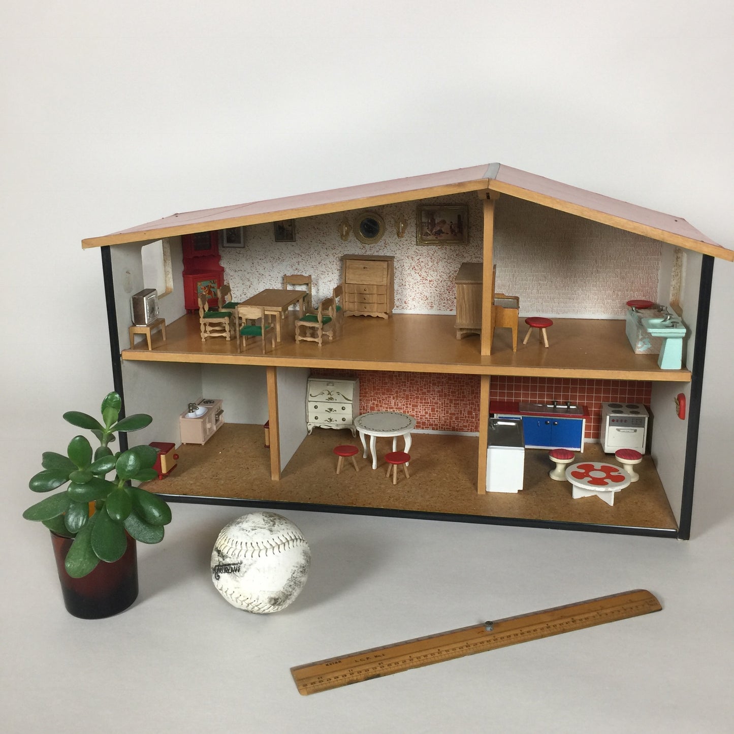 Dockskåp från Lundby med möbler
