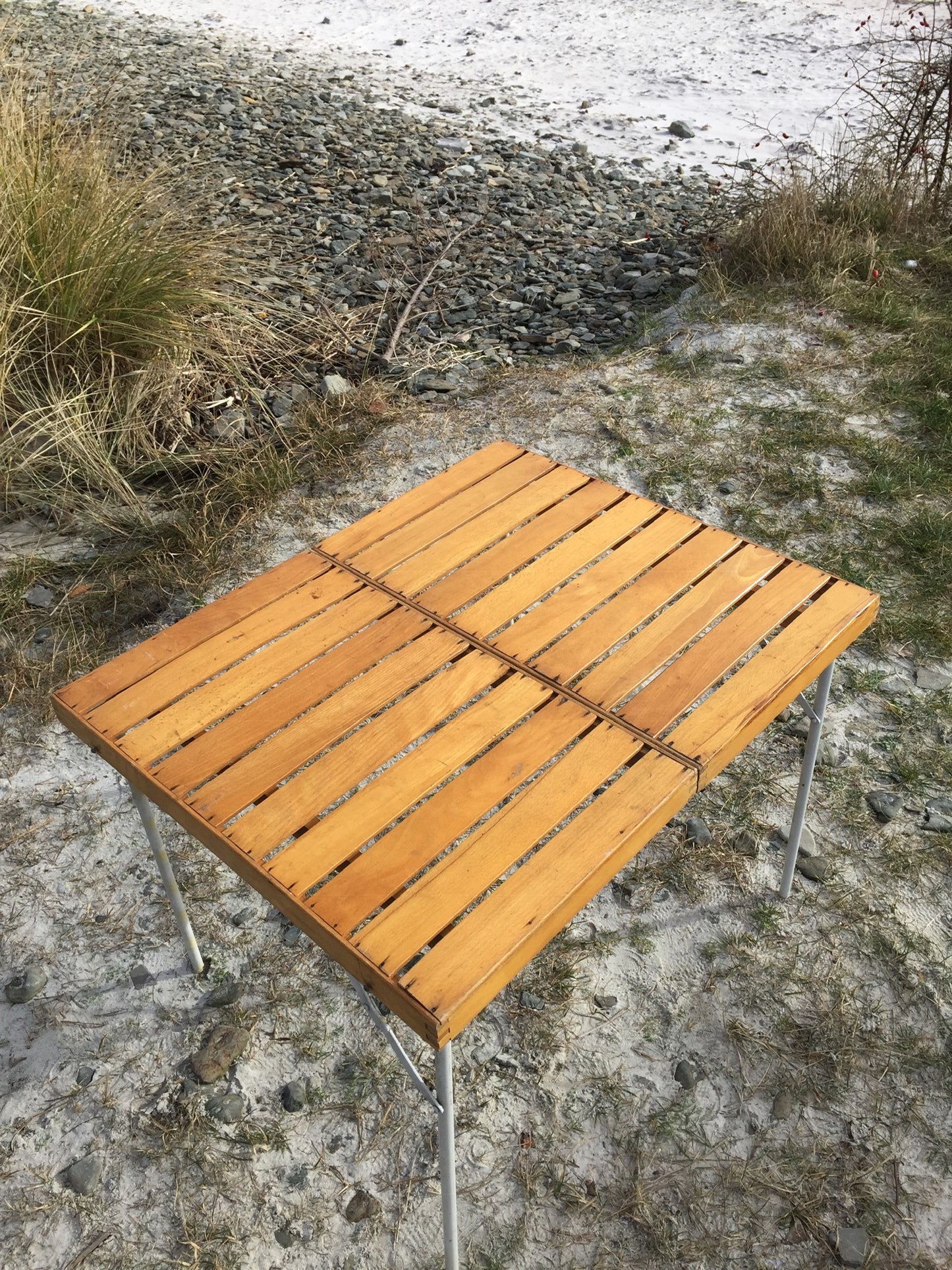 Snyggt fällbord i trä och metall