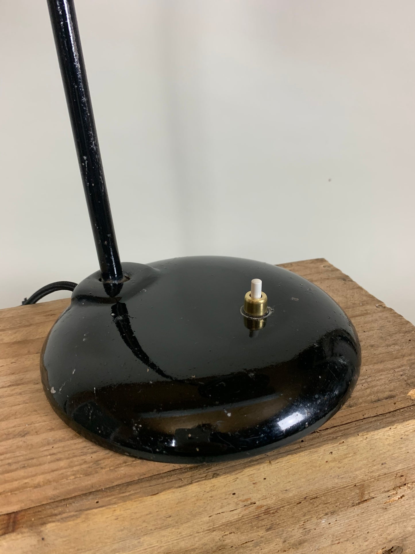 Svart Escolux vintage lampa med massor av vacker patina