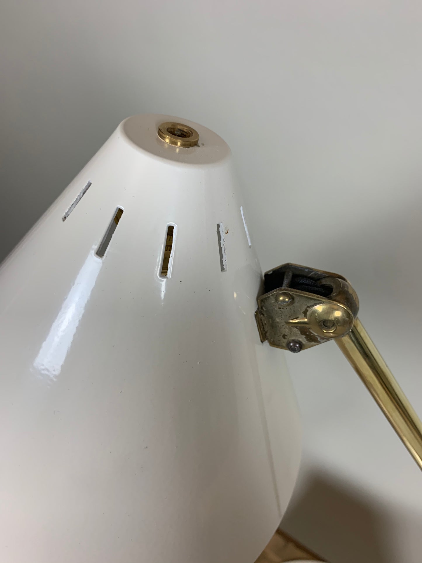 Hala bordslampa - Vit och mässing