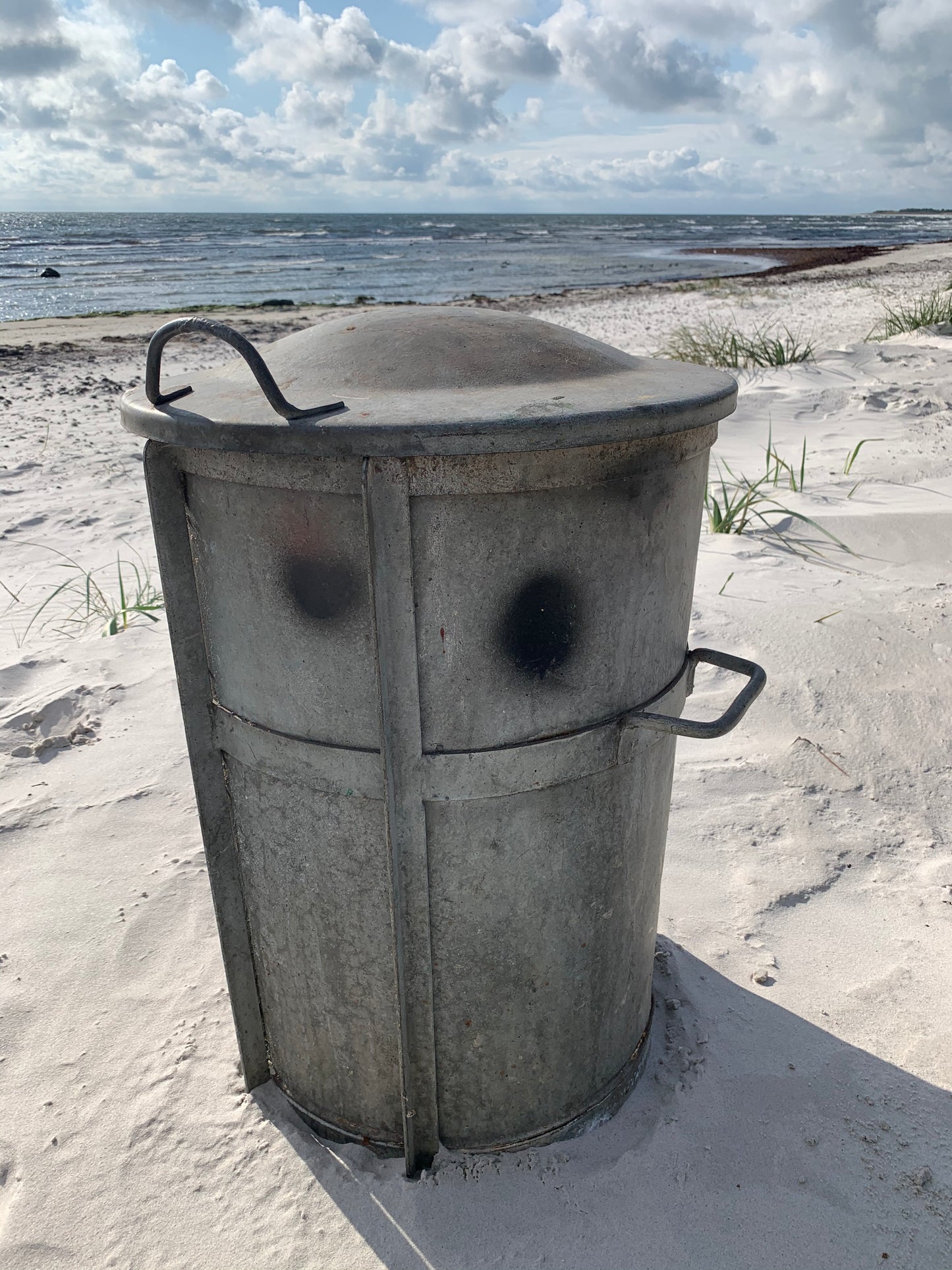 Stor och rå zinkhink med lock