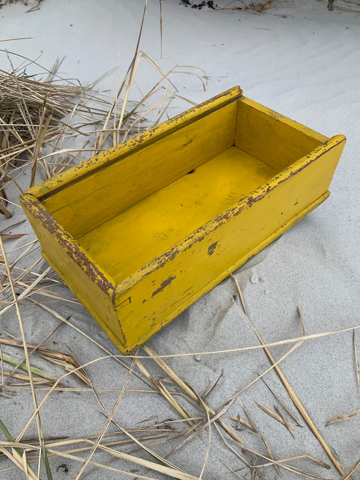 Vacker gul trälåda