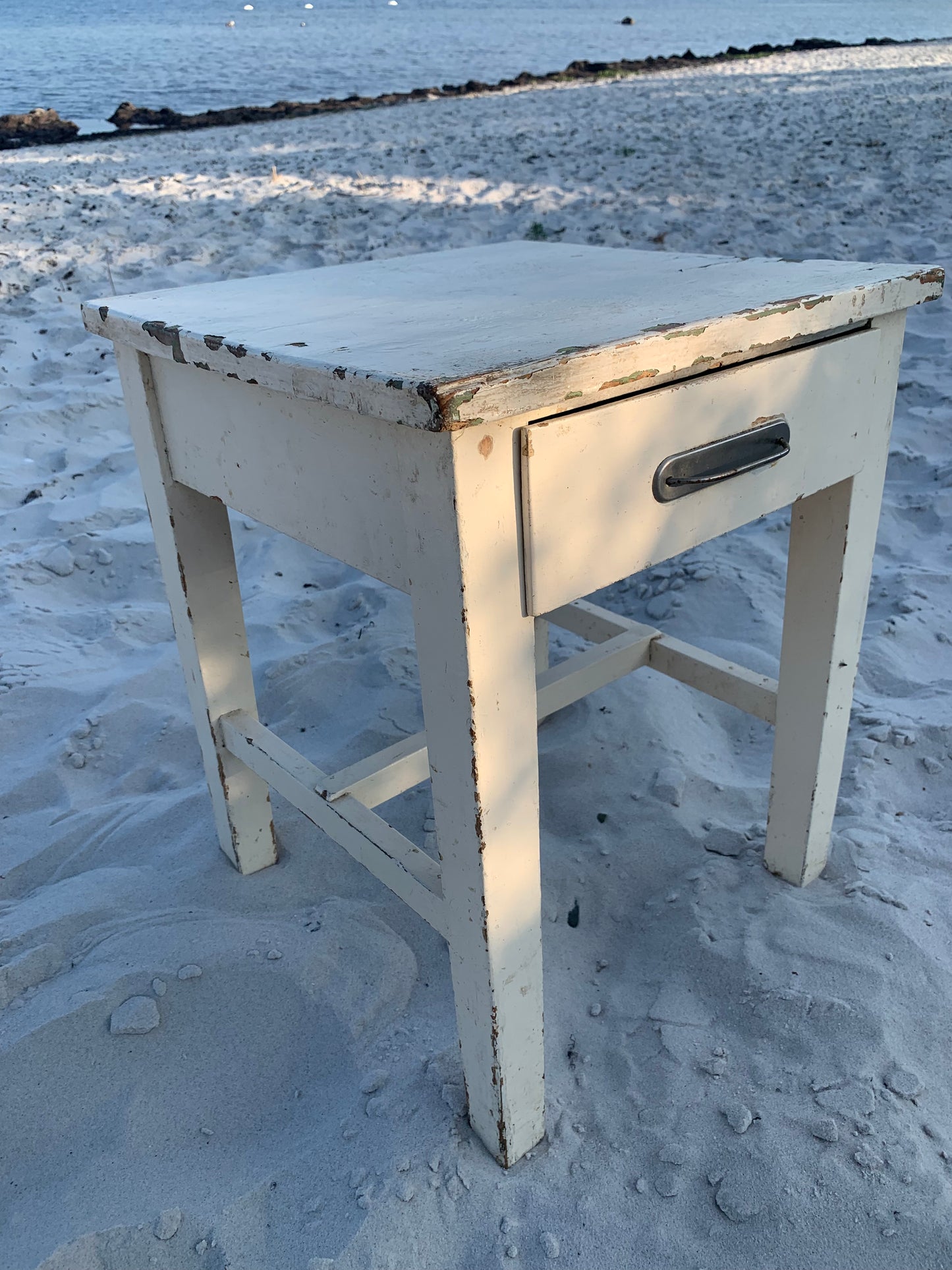 Litet bord med låda