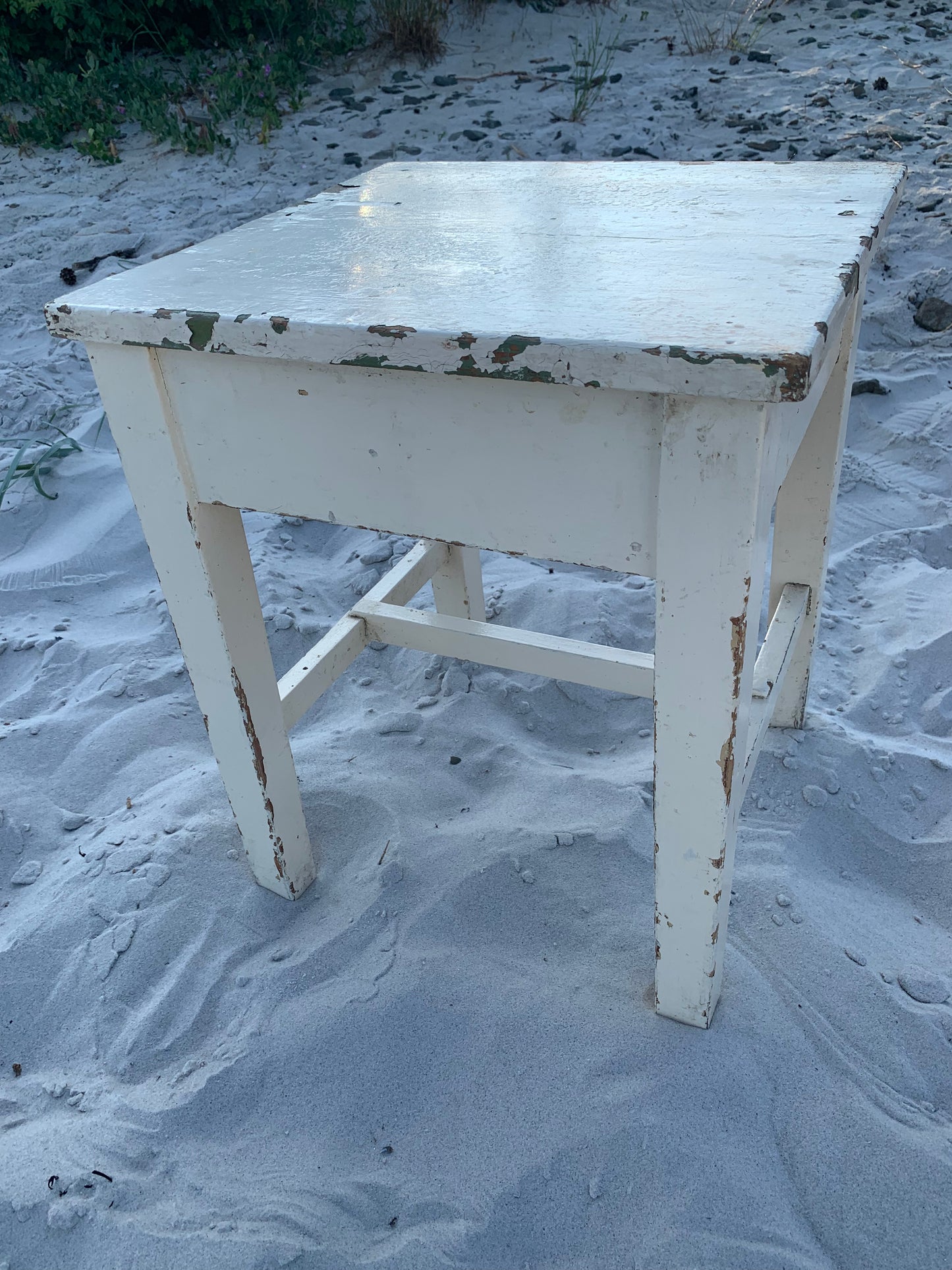 Litet bord med låda