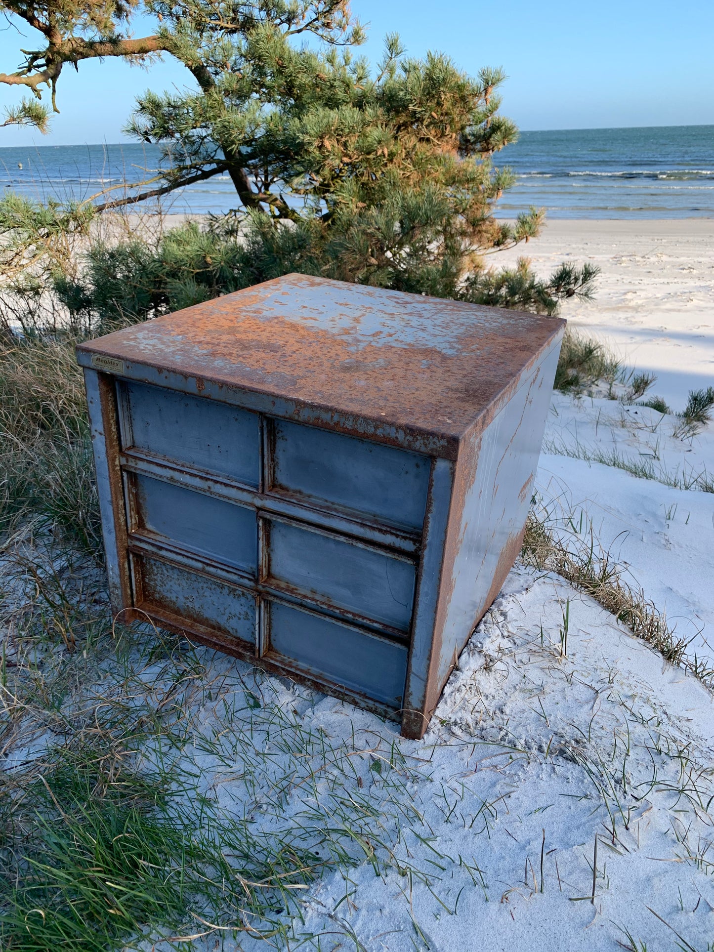 Grov liten byrå i metall med sex lådor