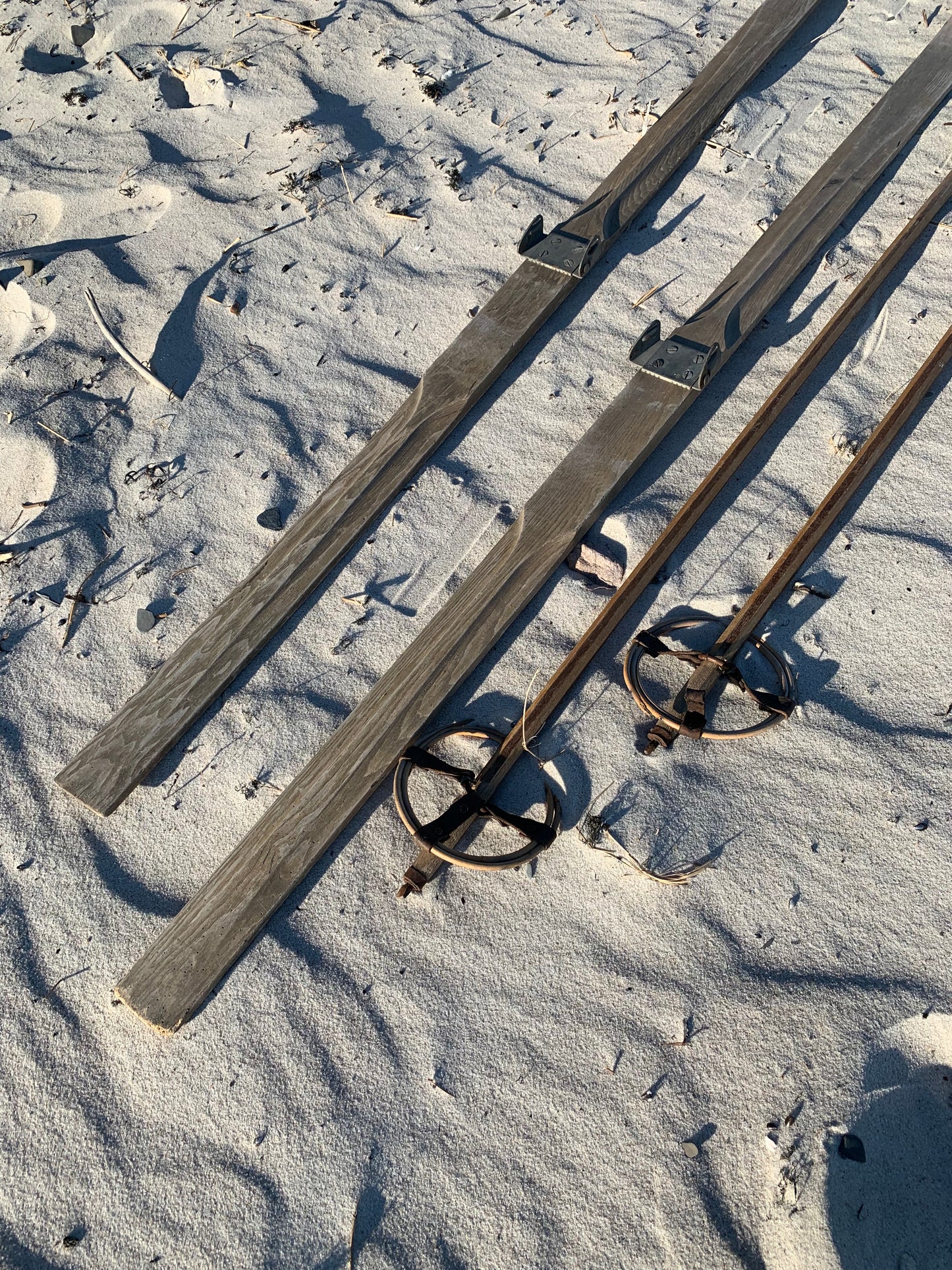 Gamla och dekorativa skidor med stavar