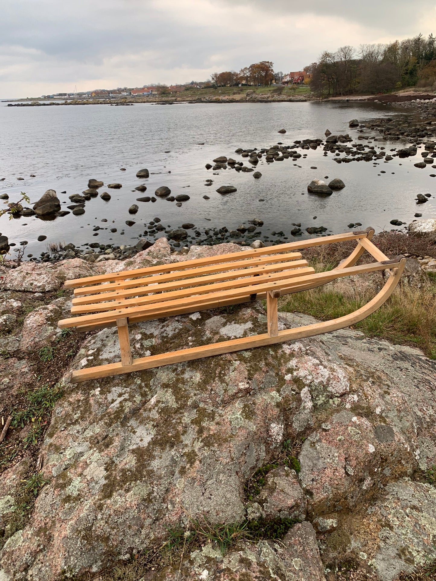 Dekorativ kälke i trä