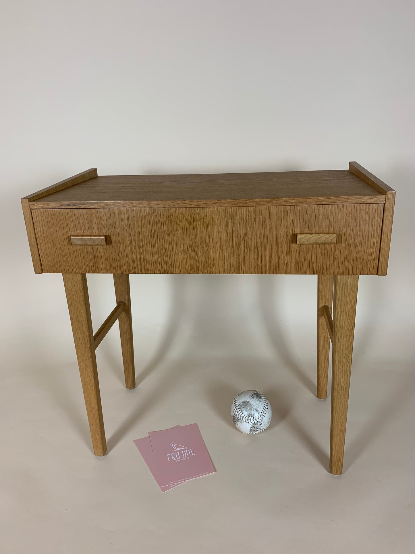 Litet träbord med låda
